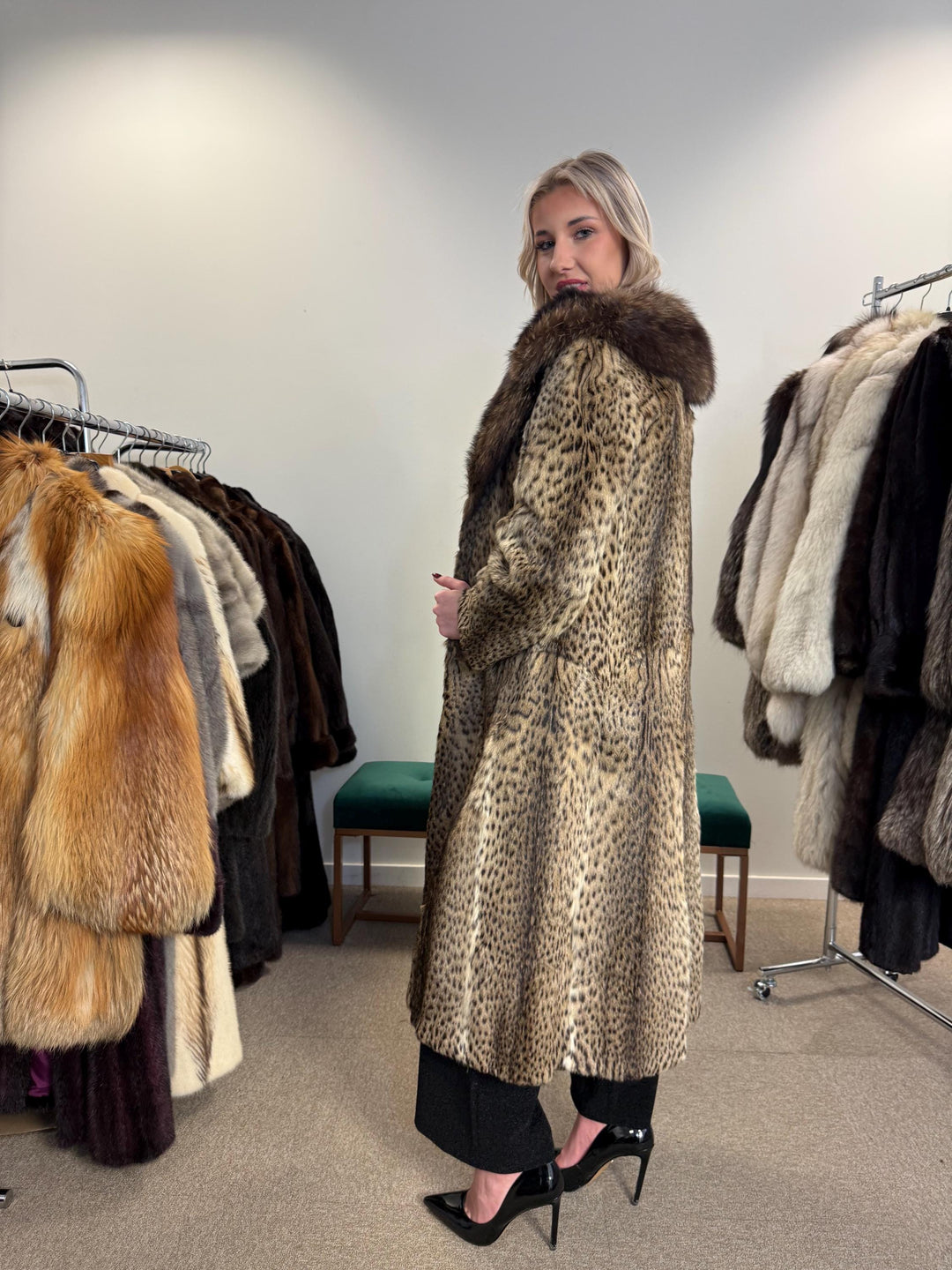 Lynx Fur Coat - Luxurious and Elegant, Medium Size, Real Fur Coat for a Sophisticated Look, Womens Fur Coat, Real Lynx Fur Coat, Vintage Fur