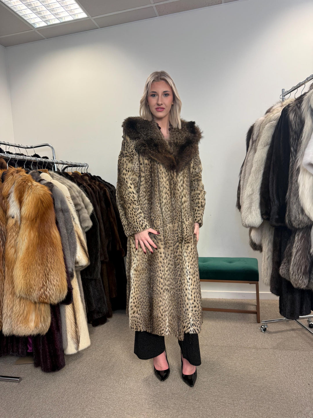 Lynx Fur Coat - Luxurious and Elegant, Medium Size, Real Fur Coat for a Sophisticated Look, Womens Fur Coat, Real Lynx Fur Coat, Vintage Fur