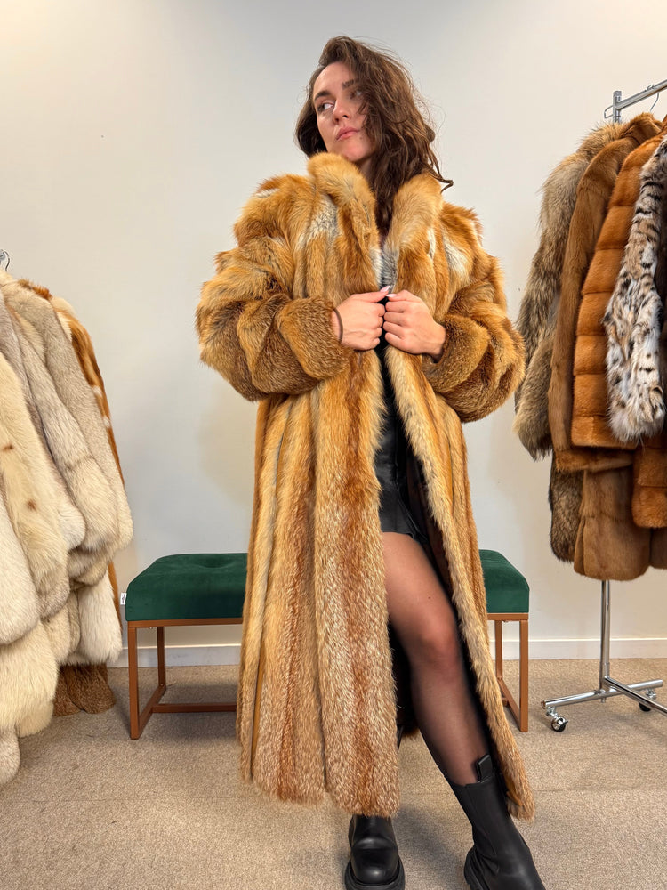 Luxury Real Red Fox Fur Coat, XXL Size – Soft, Thick, and Elegant Vintage Outerwear for Women. A true statement piece for winter fashion lovers.