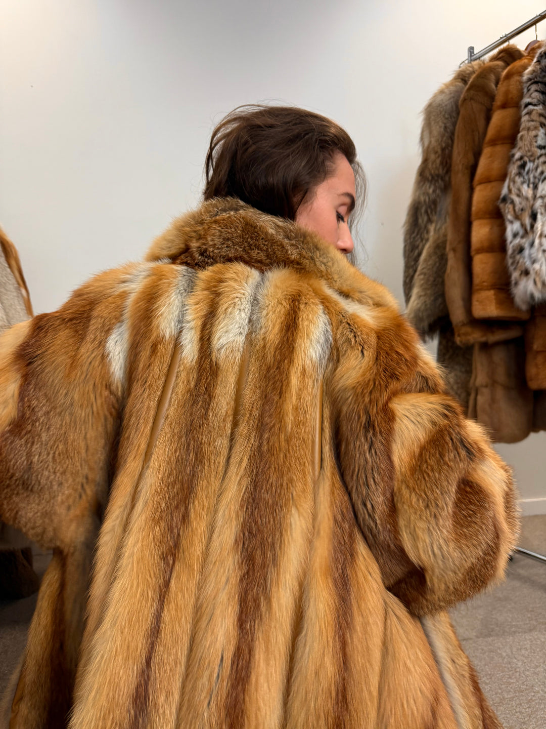 Women’s Red Fox Fur Coat XXL – Classic Style, Real Fur, Warm and Stunning Coat for Winter Occasions.