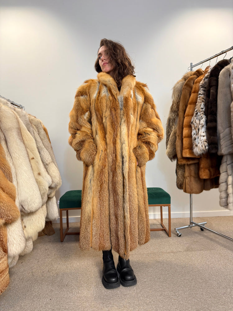 Luxury XXL Real Red Fox Coat – Fluffy and Rich Fur, High-End Vintage Fashion for Women Who Love Timeless Elegance.