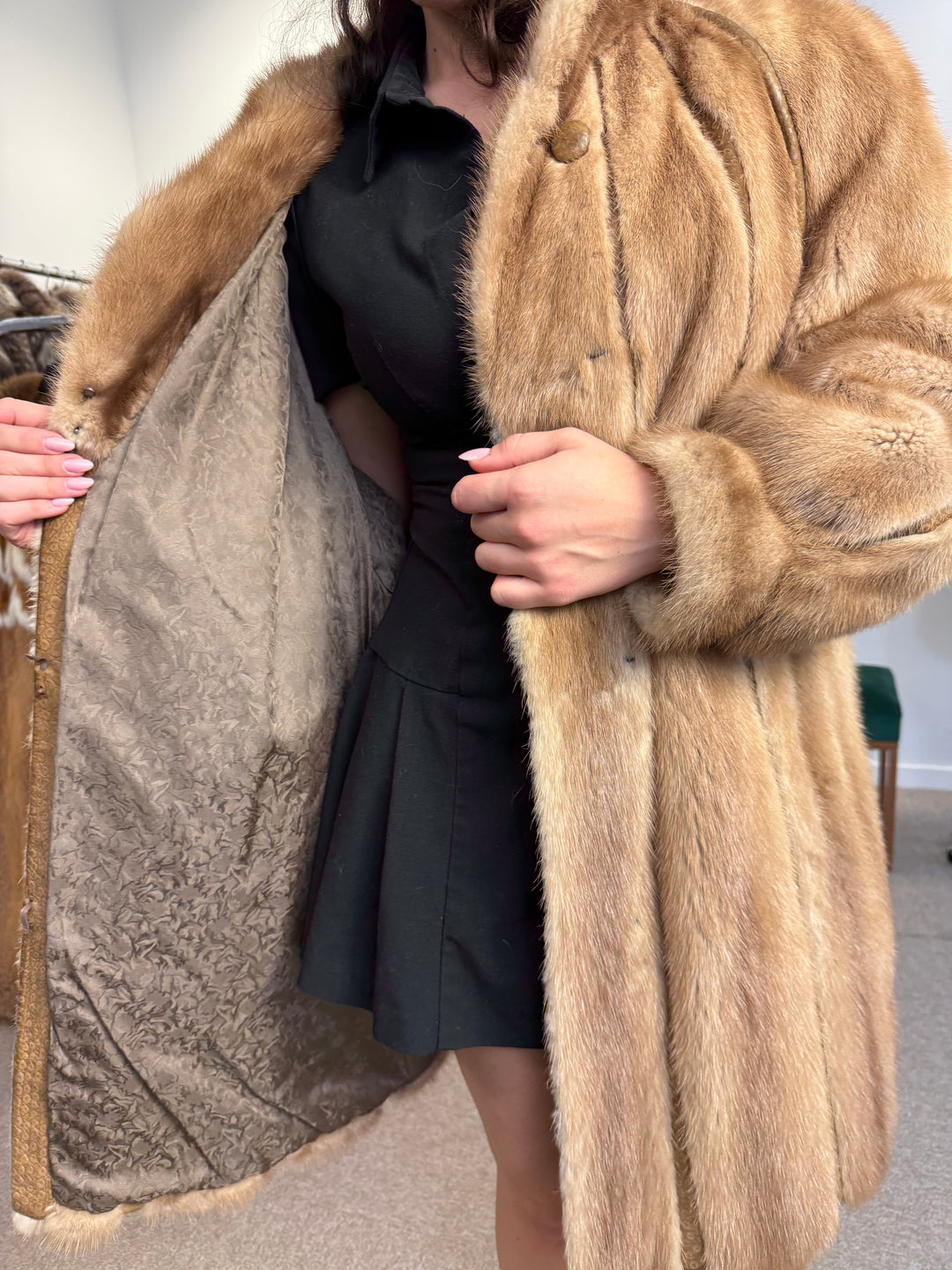 Brown Mink Fur Coat for Women – Vintage Style, Elegant and Comfortable