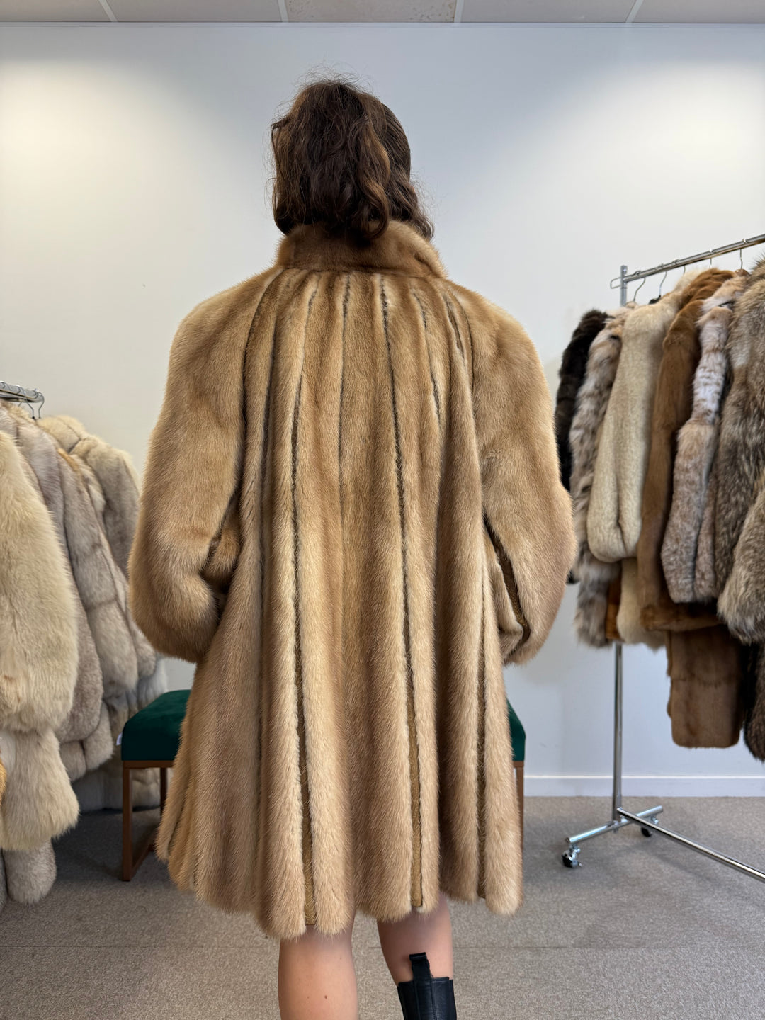 Elegant Women’s Mink Jacket XL – Real Fur Outerwear with Classic Design