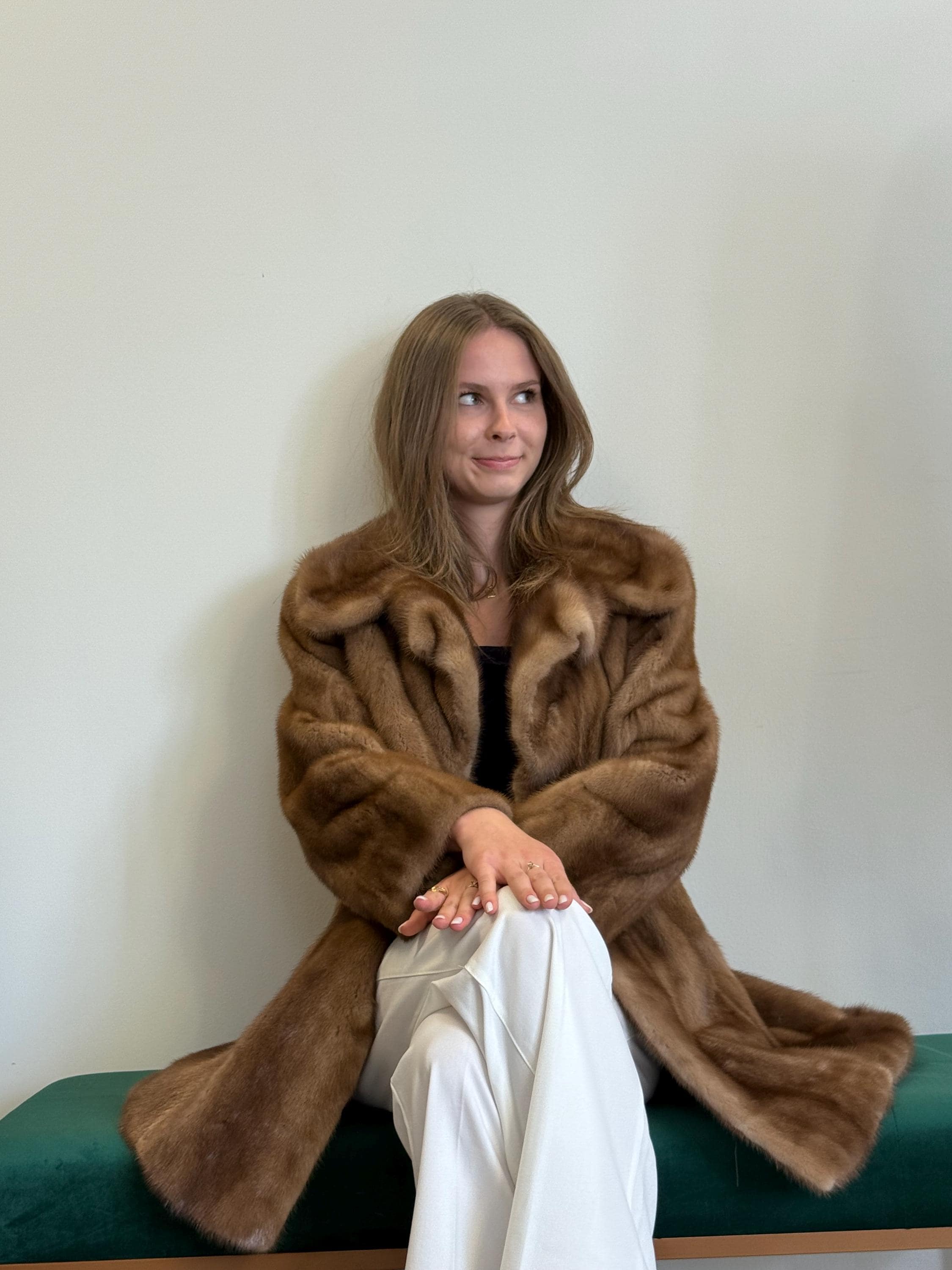 Vintage fur coat with functional pockets, women’s medium/large size, rare natural fur coat.