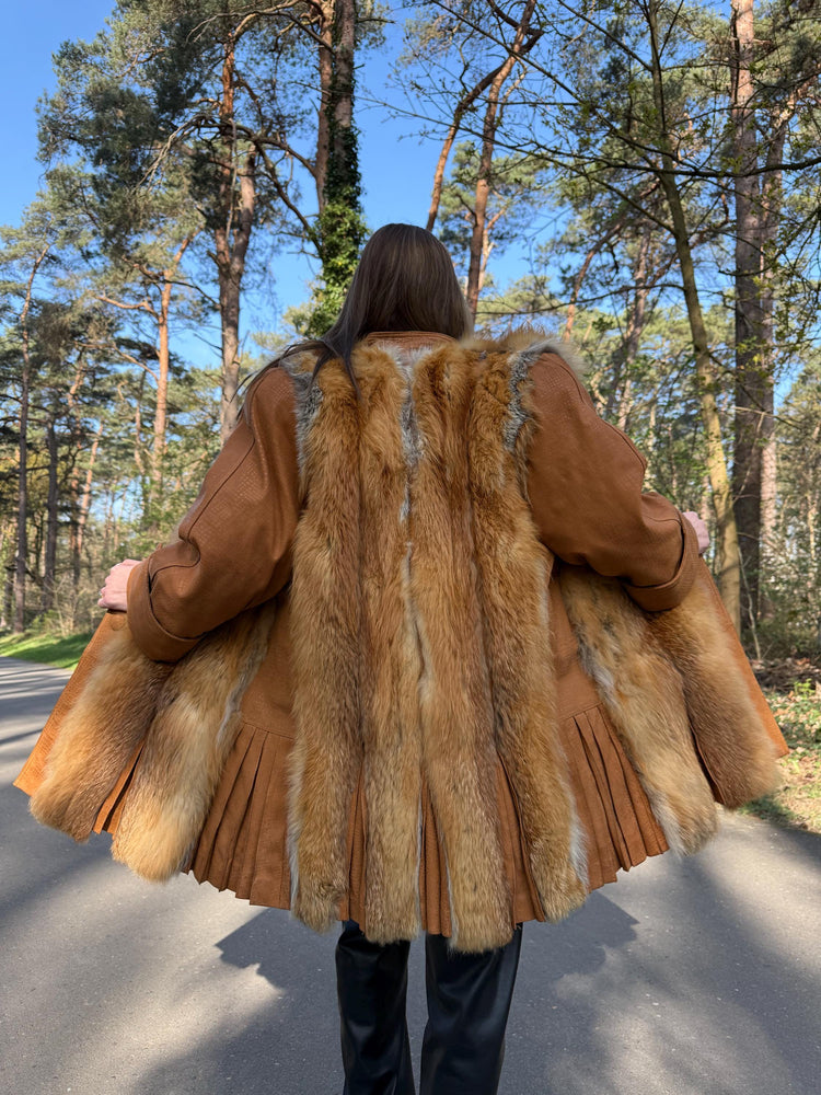 Unisex Red Fox Fur Jacket with Leather, M Size, Rare Find Fox Jacket, Soft Cotton Lining, Eye-Catching Design, Luxury Women's Jacket, Soft