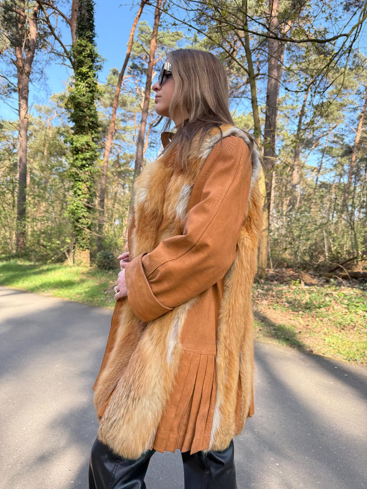 Unisex Red Fox Fur Jacket with Leather, M Size, Rare Find Fox Jacket, Soft Cotton Lining, Eye-Catching Design, Luxury Women's Jacket, Soft