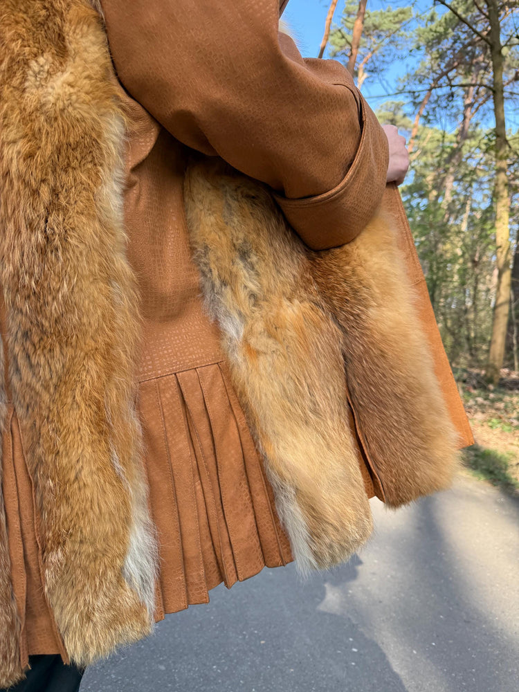 Unisex Red Fox Fur Jacket with Leather, M Size, Rare Find Fox Jacket, Soft Cotton Lining, Eye-Catching Design, Luxury Women's Jacket, Soft