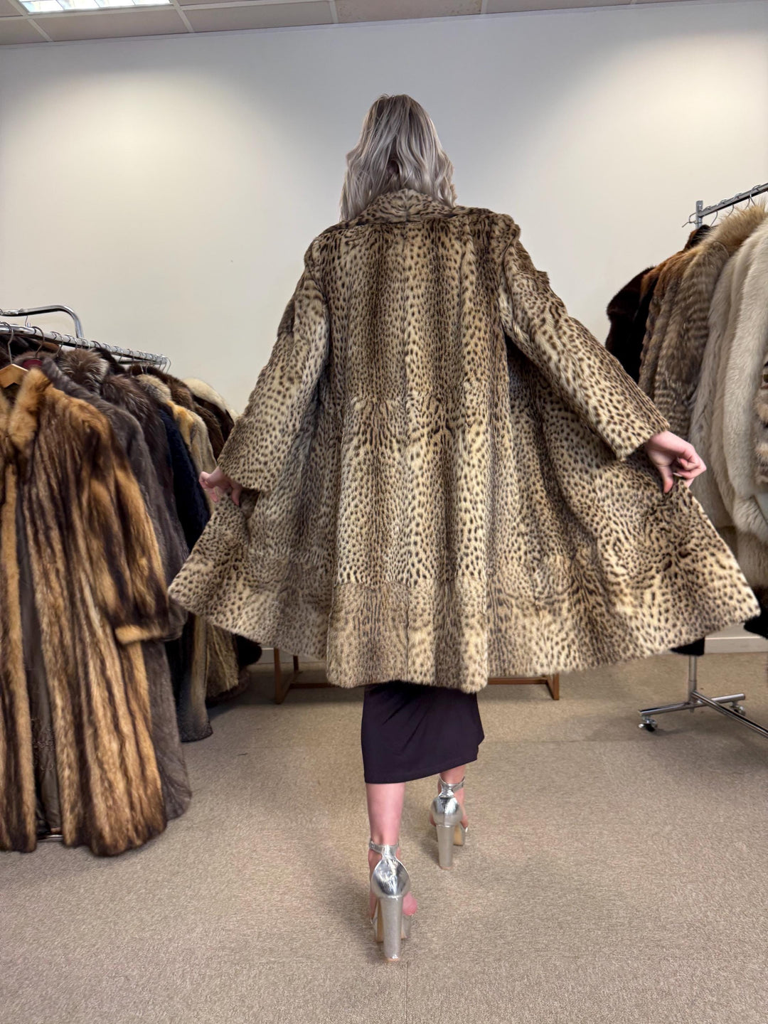 Lynx Fur Coat - Luxurious and Elegant, Small Size, Real Fur Coat for a Sophisticated Look, Womens Fur Coat, Real Lynx Fur Coat, Vintage Fur