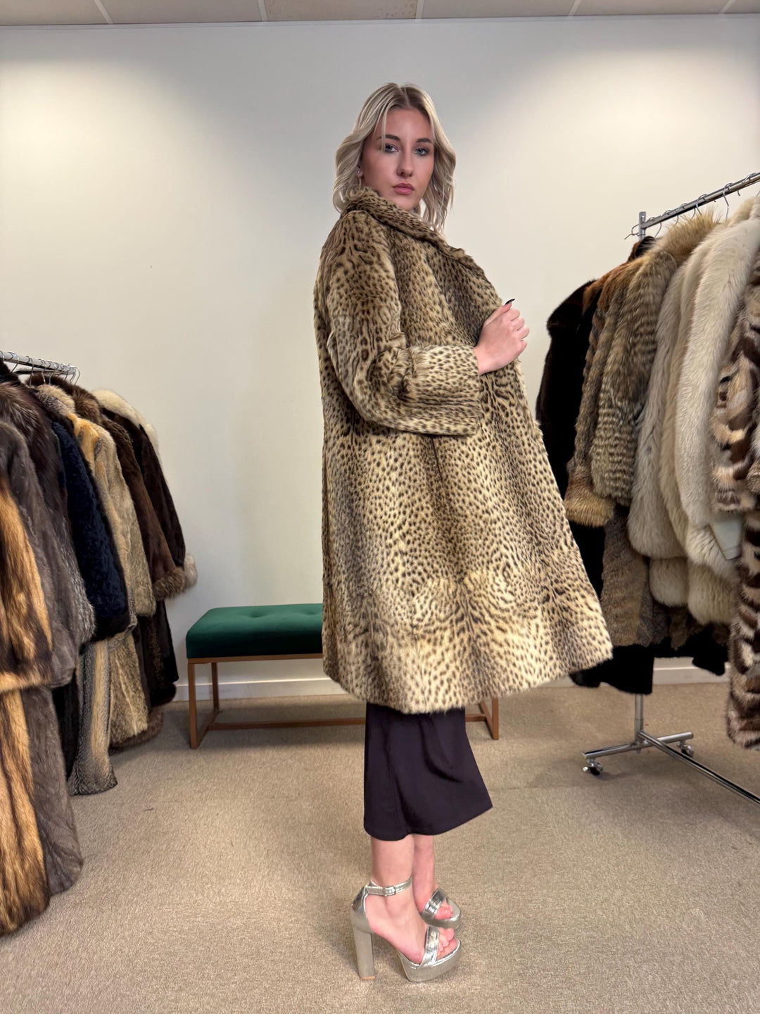 Lynx Fur Coat - Luxurious and Elegant, Small Size, Real Fur Coat for a Sophisticated Look, Womens Fur Coat, Real Lynx Fur Coat, Vintage Fur
