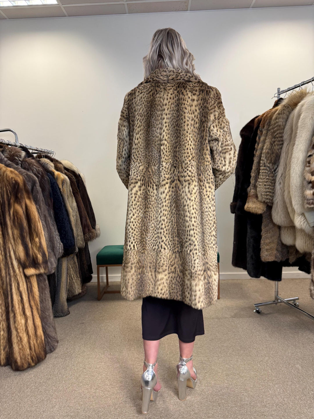 Lynx Fur Coat - Luxurious and Elegant, Small Size, Real Fur Coat for a Sophisticated Look, Womens Fur Coat, Real Lynx Fur Coat, Vintage Fur