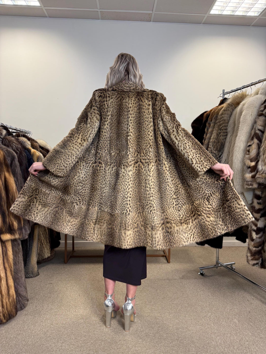 Lynx Fur Coat - Luxurious and Elegant, Small Size, Real Fur Coat for a Sophisticated Look, Womens Fur Coat, Real Lynx Fur Coat, Vintage Fur