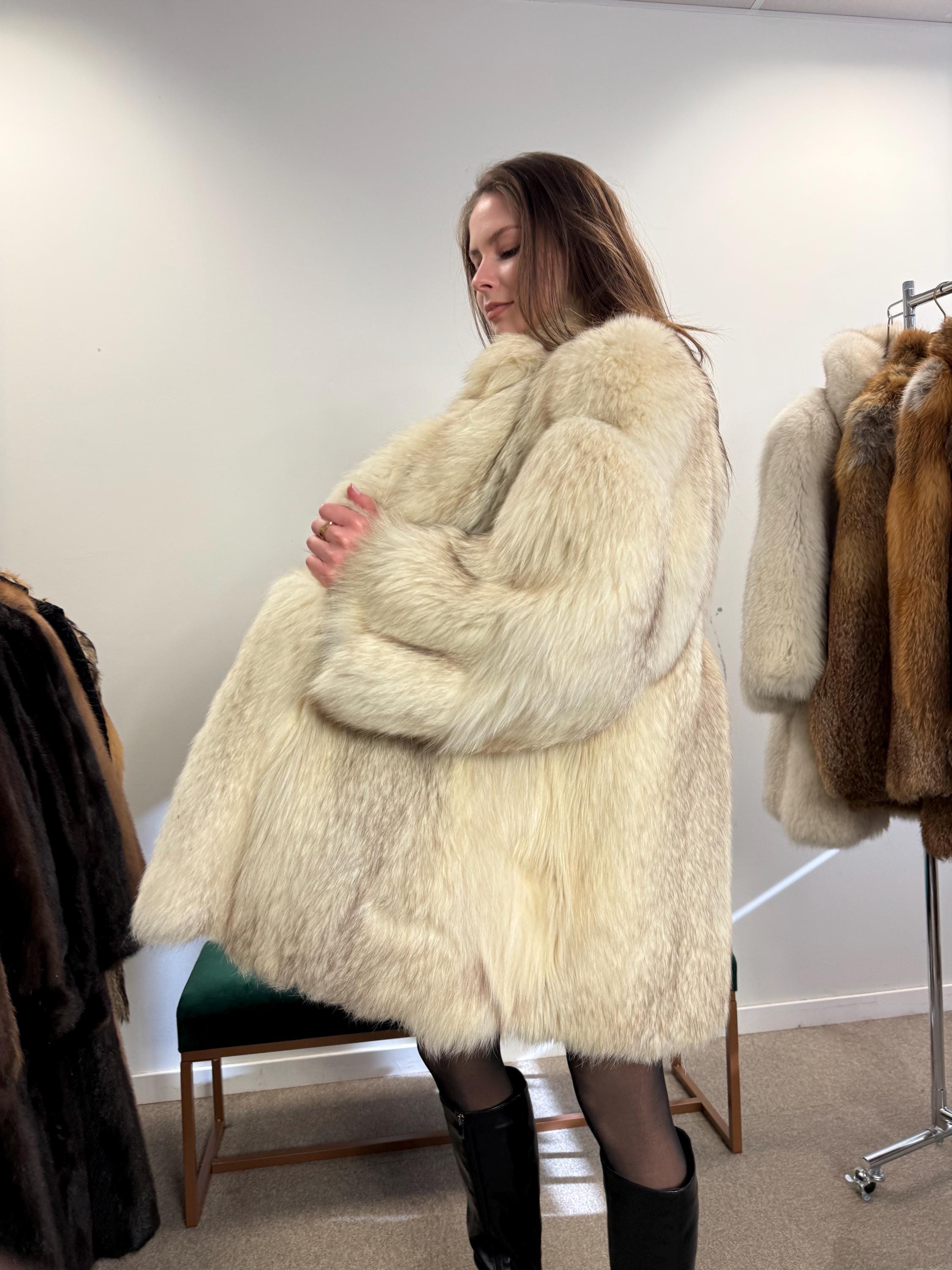 Elegant M/L Blue Fox Fur Coat, White Fox Fur Coat - Luxurious, Warm, and Stylish -Perfect for Timeless Winter Fashion, Vintage Style Fox Fur