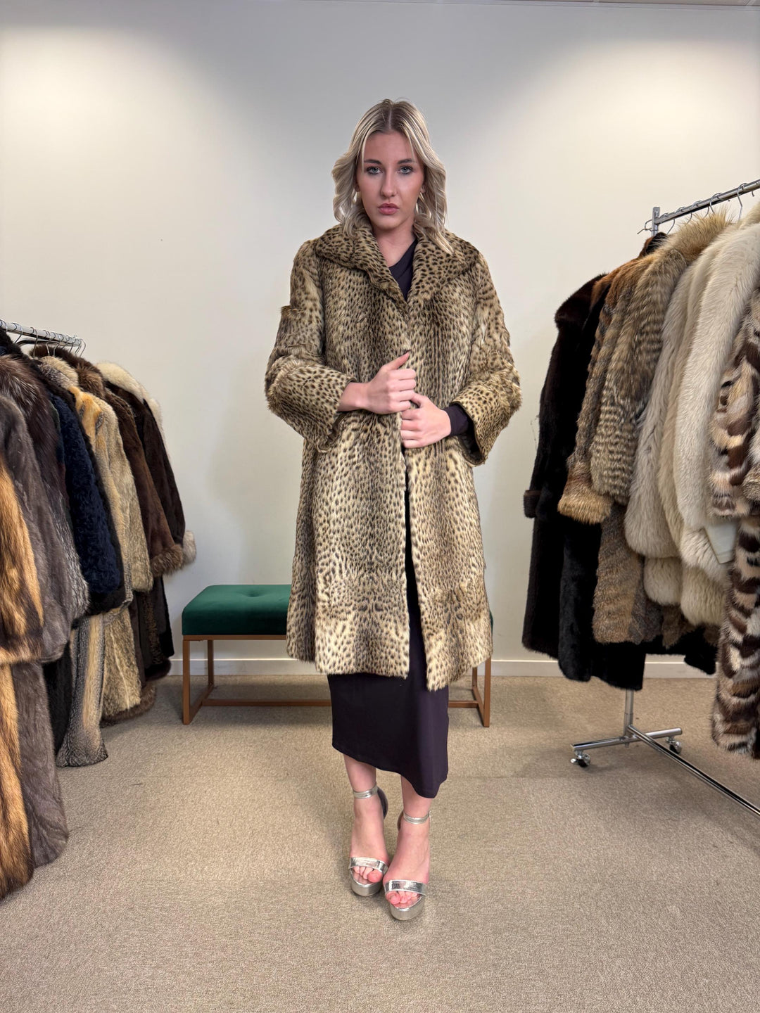 Lynx Fur Coat - Luxurious and Elegant, Small Size, Real Fur Coat for a Sophisticated Look, Womens Fur Coat, Real Lynx Fur Coat, Vintage Fur