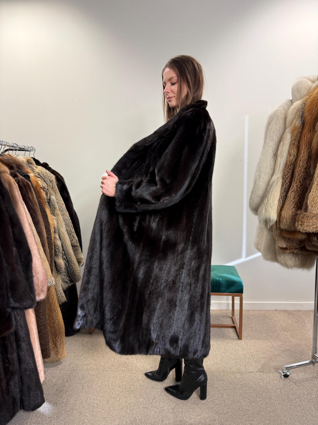 Elegant Dark Brown Mink Fur Coat, Long Coat in L/XL Size, Luxuriously Soft and Classic Style, Perfect for Winter Season, Real Mink Fur Coat