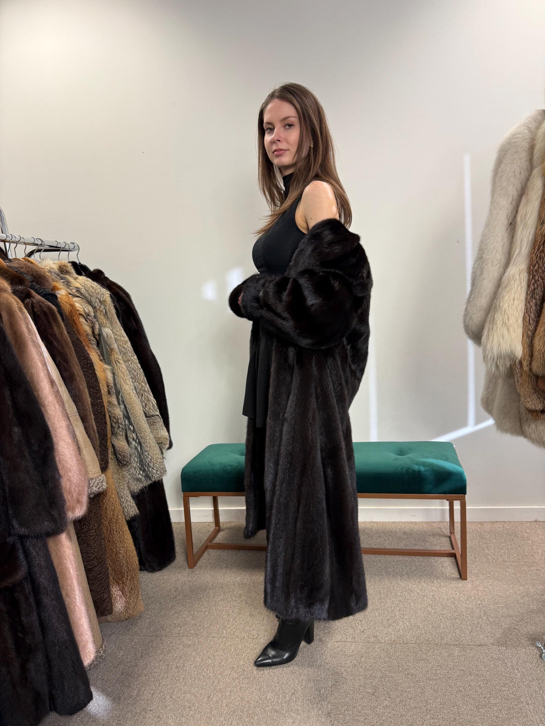 Elegant Dark Brown Mink Fur Coat, Long Coat in L/XL Size, Luxuriously Soft and Classic Style, Perfect for Winter Season, Real Mink Fur Coat