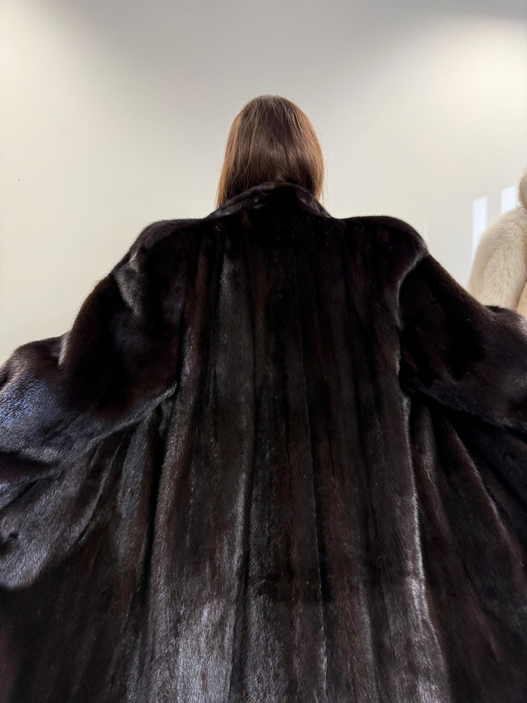 Elegant Dark Brown Mink Fur Coat, Long Coat in L/XL Size, Luxuriously Soft and Classic Style, Perfect for Winter Season, Real Mink Fur Coat