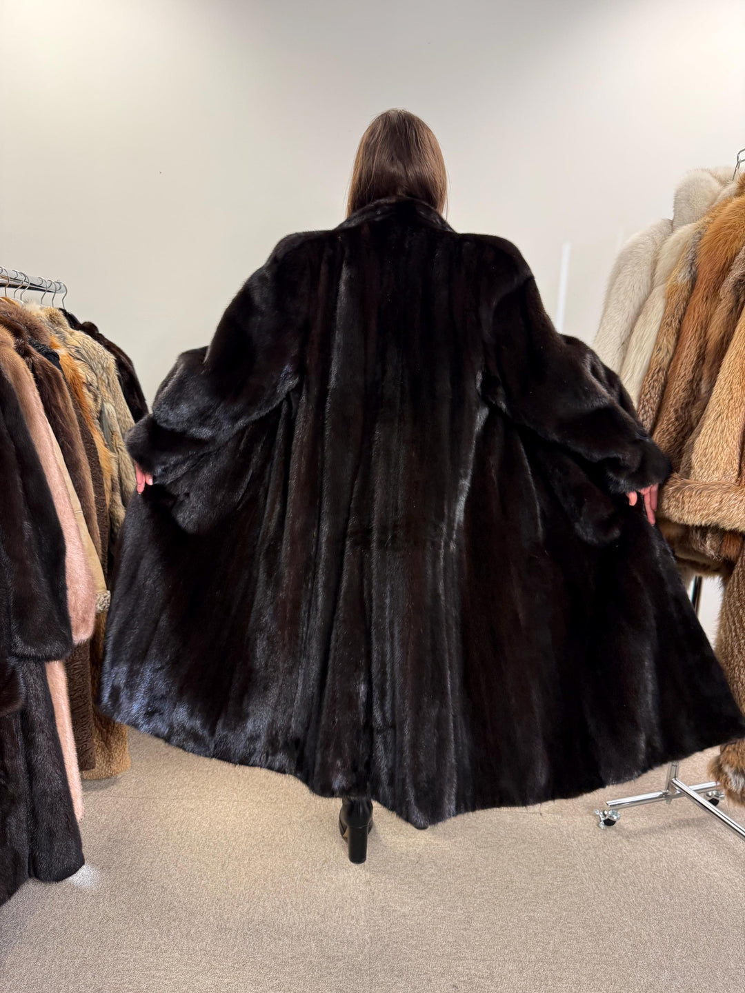 Elegant Dark Brown Mink Fur Coat, Long Coat in L/XL Size, Luxuriously Soft and Classic Style, Perfect for Winter Season, Real Mink Fur Coat