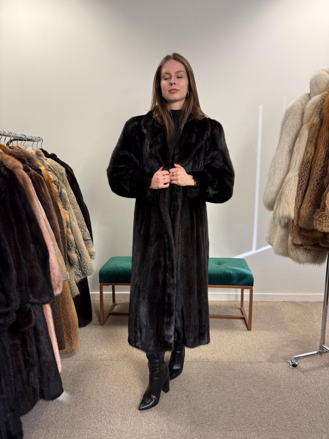 Elegant Dark Brown Mink Fur Coat, Long Coat in L/XL Size, Luxuriously Soft and Classic Style, Perfect for Winter Season, Real Mink Fur Coat