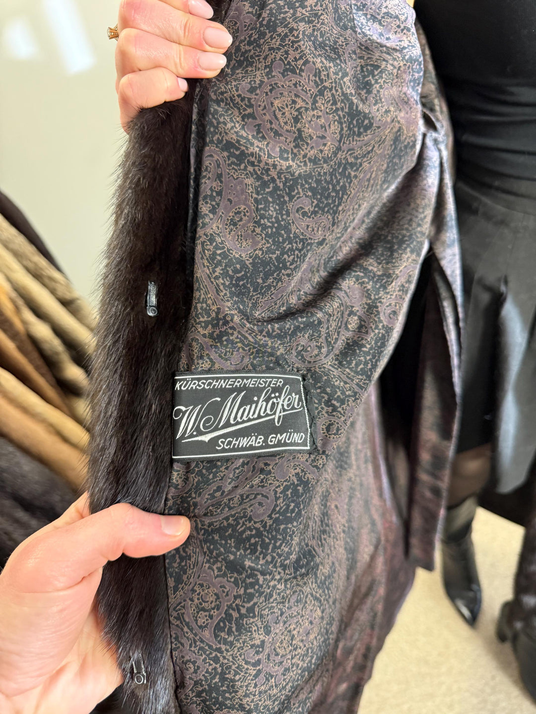 Elegant Dark Brown Mink Fur Coat, Long Coat in L/XL Size, Luxuriously Soft and Classic Style, Perfect for Winter Season, Real Mink Fur Coat