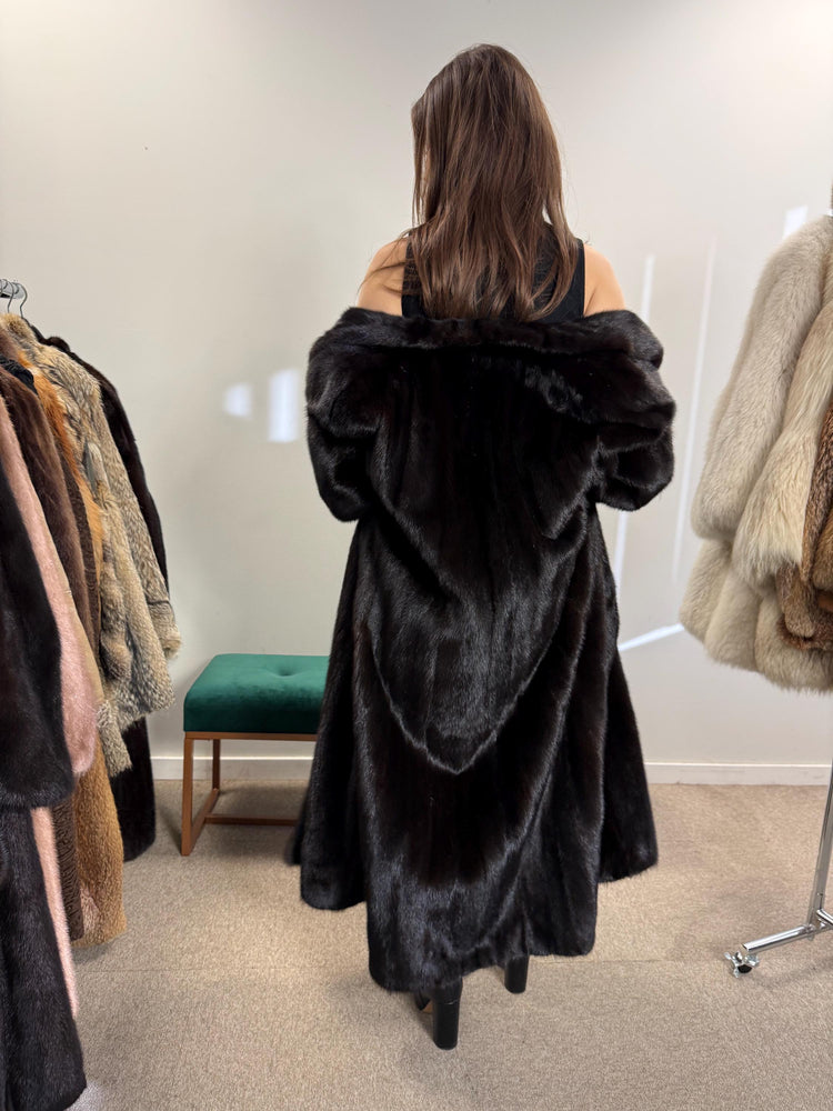 Elegant Dark Brown Mink Fur Coat, Long Coat in L/XL Size, Luxuriously Soft and Classic Style, Perfect for Winter Season, Real Mink Fur Coat