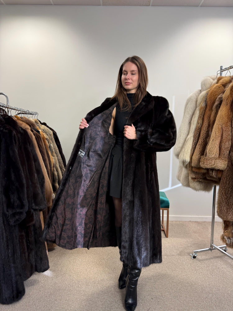 Elegant Dark Brown Mink Fur Coat, Long Coat in L/XL Size, Luxuriously Soft and Classic Style, Perfect for Winter Season, Real Mink Fur Coat