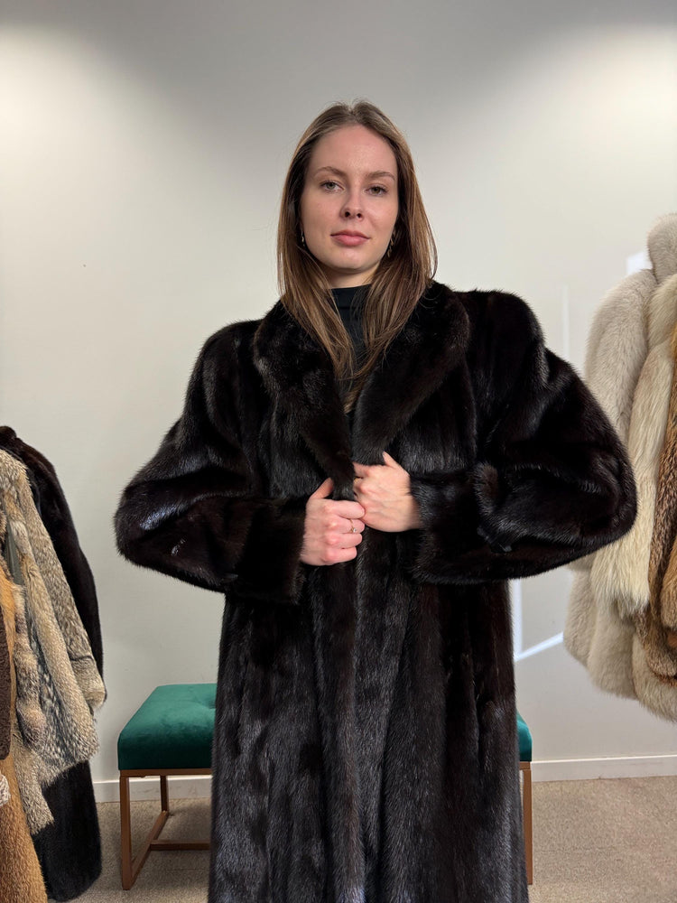 Elegant Dark Brown Mink Fur Coat, Long Coat in L/XL Size, Luxuriously Soft and Classic Style, Perfect for Winter Season, Real Mink Fur Coat