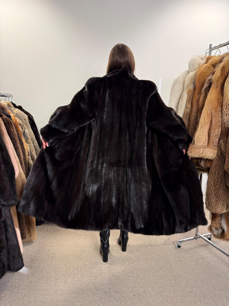 Elegant Dark Brown Mink Fur Coat, Long Coat in L/XL Size, Luxuriously Soft and Classic Style, Perfect for Winter Season, Real Mink Fur Coat