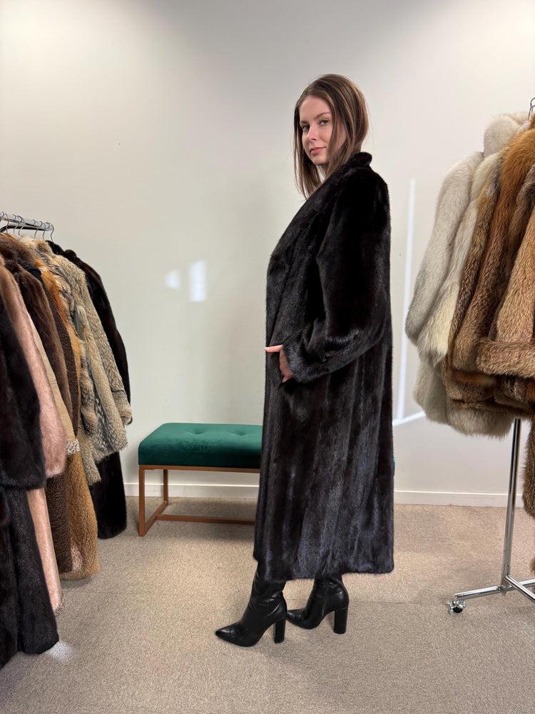 Elegant Dark Brown Mink Fur Coat, Long Coat in L/XL Size, Luxuriously Soft and Classic Style, Perfect for Winter Season, Real Mink Fur Coat