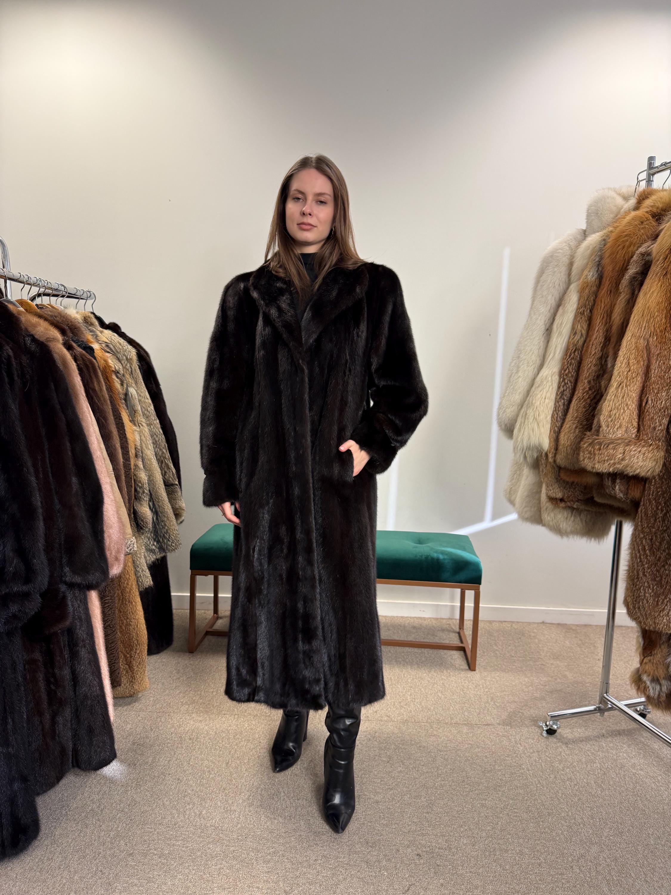 Elegant Dark Brown Mink Fur Coat, Long Coat in L/XL Size, Luxuriously Soft and Classic Style, Perfect for Winter Season, Real Mink Fur Coat