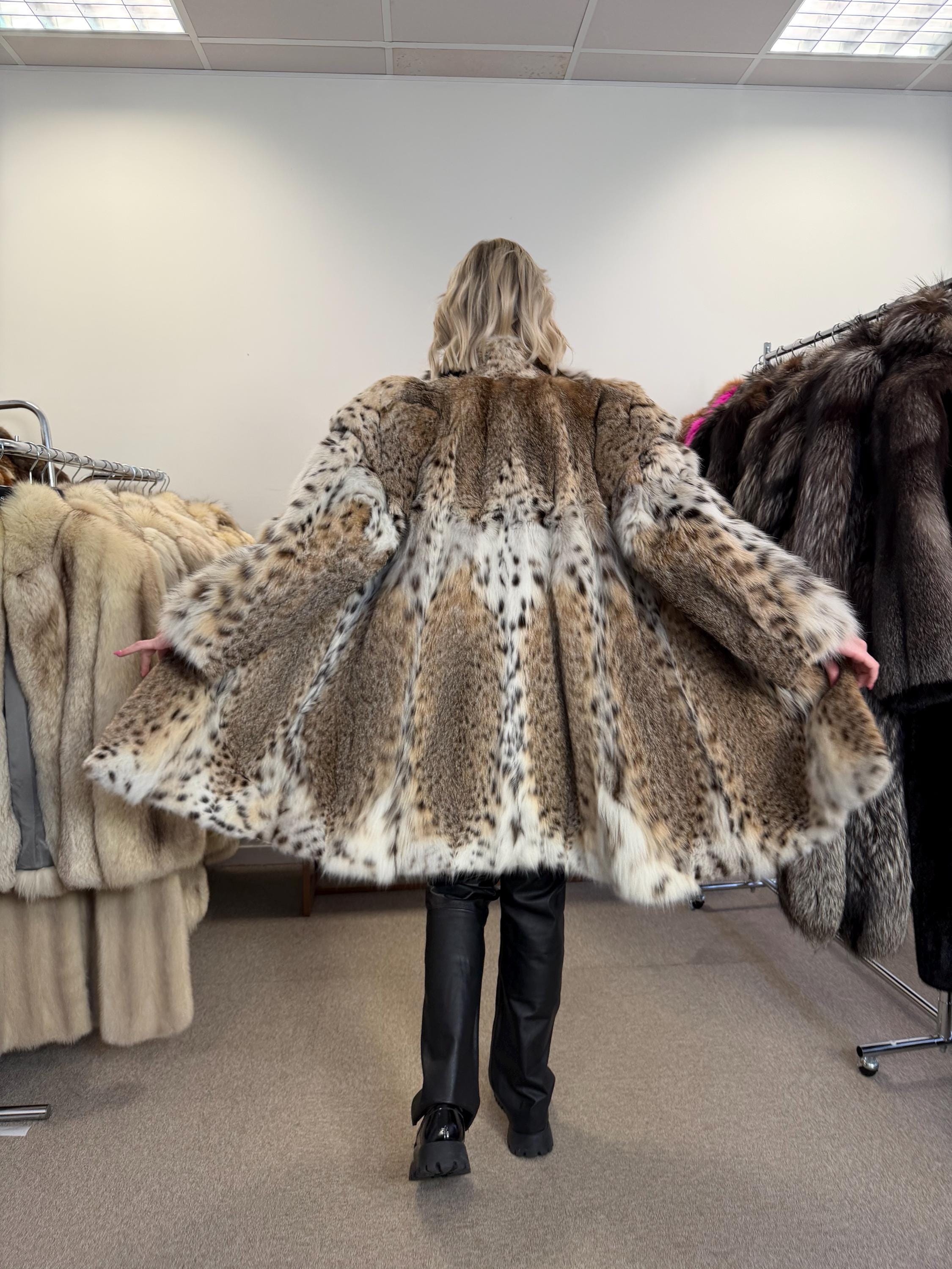 Luxurious Lynx Fur Jacket, XL Size, Real Lynx Fur, Eye-Catching Design, Premium Quality Fur, Elegant and Exclusive Women's Outerwear, Lynx