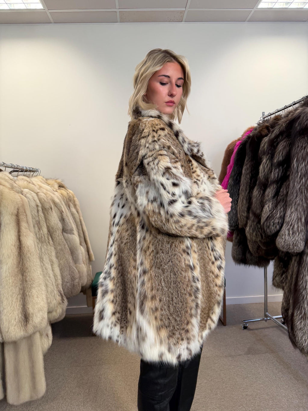 Luxurious Lynx Fur Jacket, XL Size, Real Lynx Fur, Eye-Catching Design, Premium Quality Fur, Elegant and Exclusive Women's Outerwear, Lynx