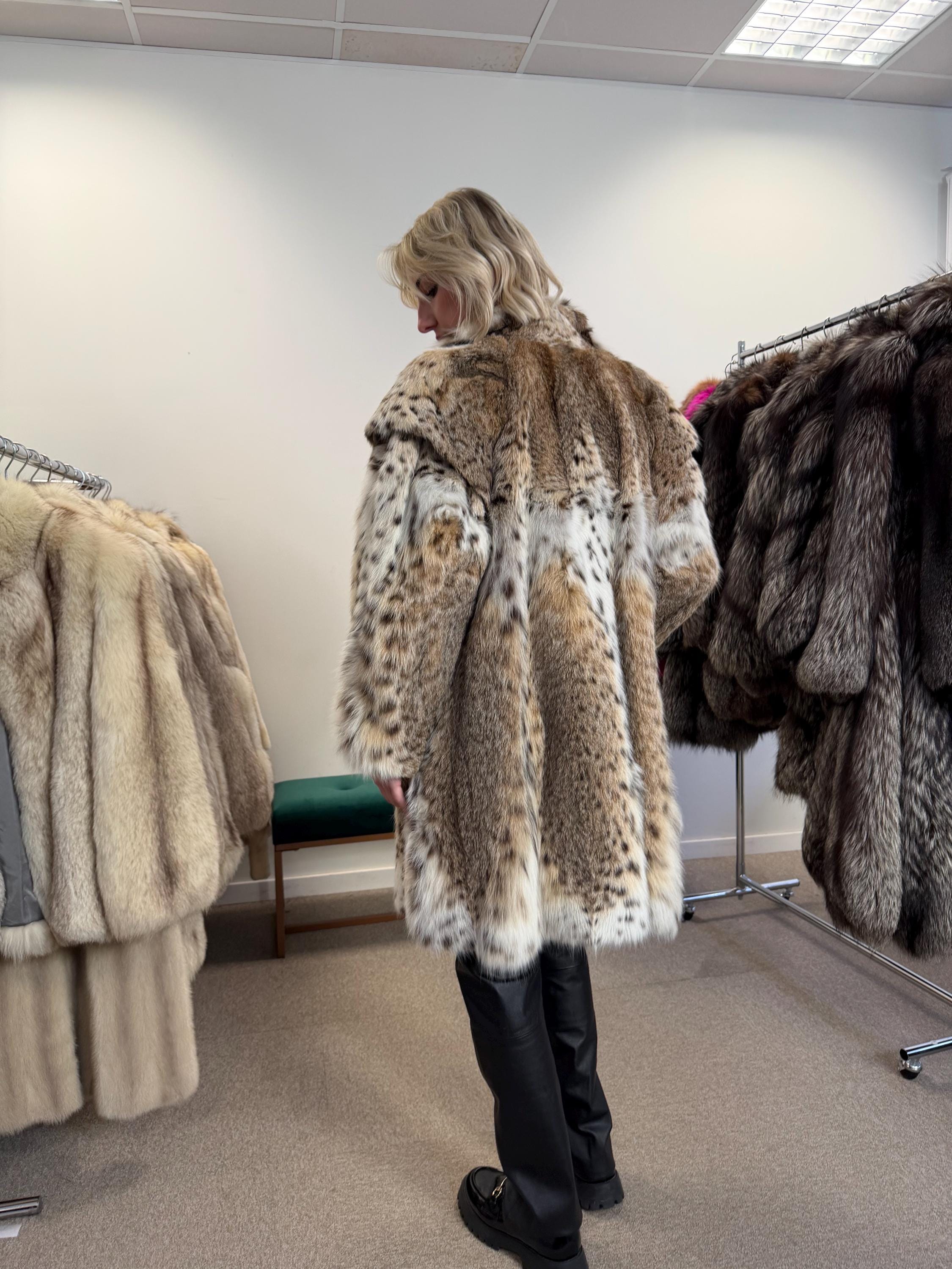 Luxurious Lynx Fur Jacket, XL Size, Real Lynx Fur, Eye-Catching Design, Premium Quality Fur, Elegant and Exclusive Women's Outerwear, Lynx
