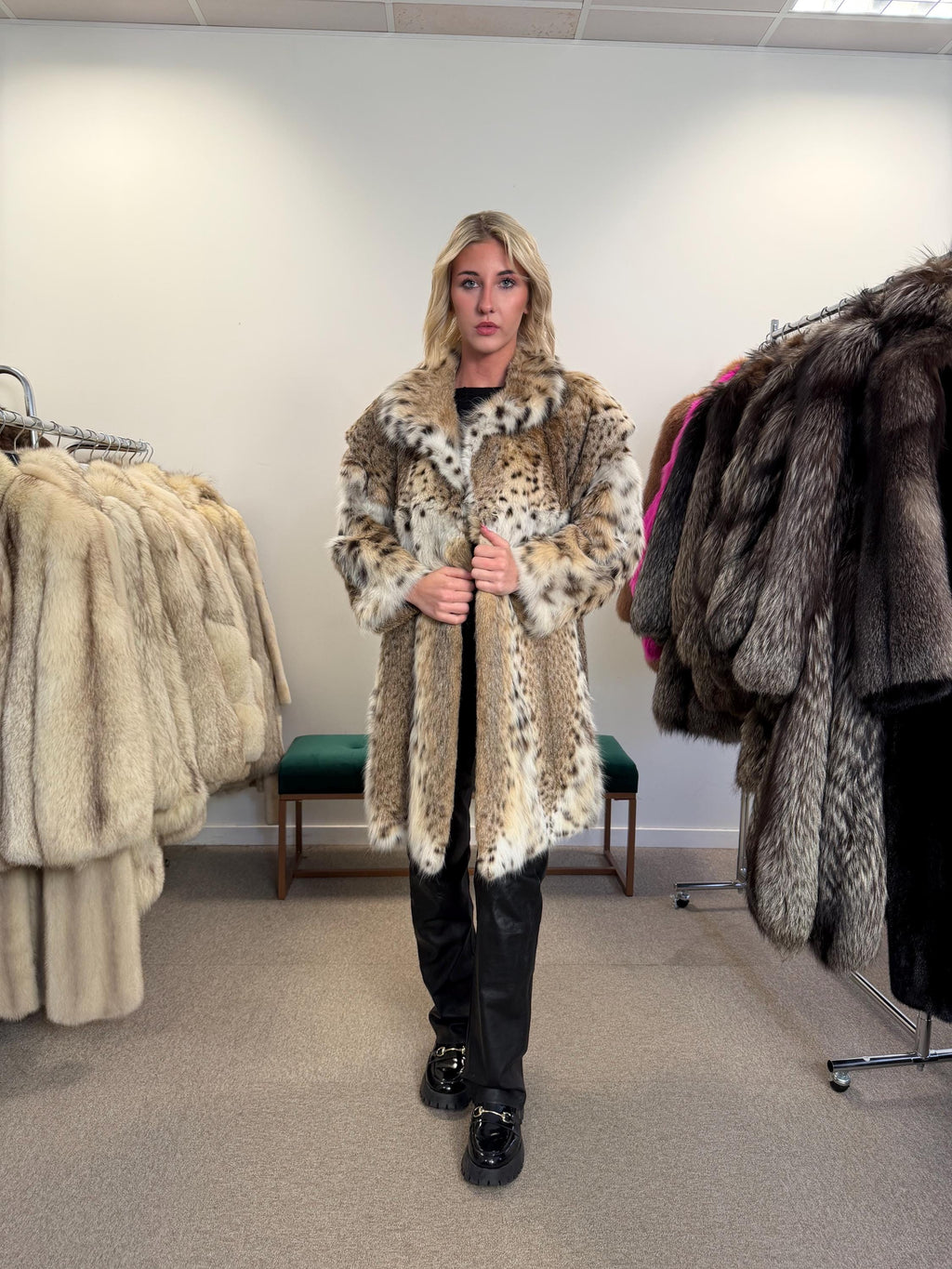Luxurious Lynx Fur Jacket, XL Size, Real Lynx Fur, Eye-Catching Design, Premium Quality Fur, Elegant and Exclusive Women's Outerwear, Lynx