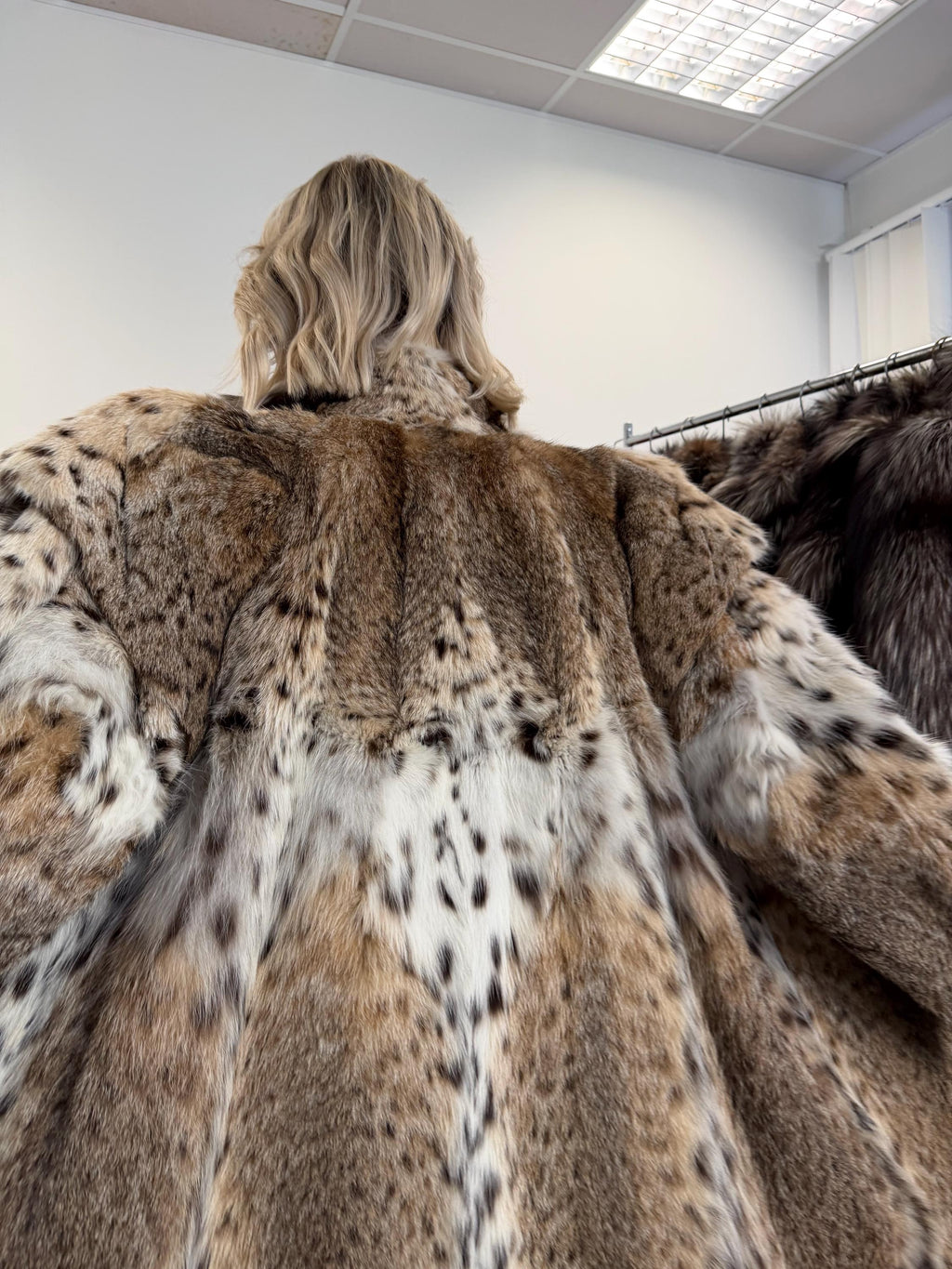 Luxurious Lynx Fur Jacket, XL Size, Real Lynx Fur, Eye-Catching Design, Premium Quality Fur, Elegant and Exclusive Women's Outerwear, Lynx