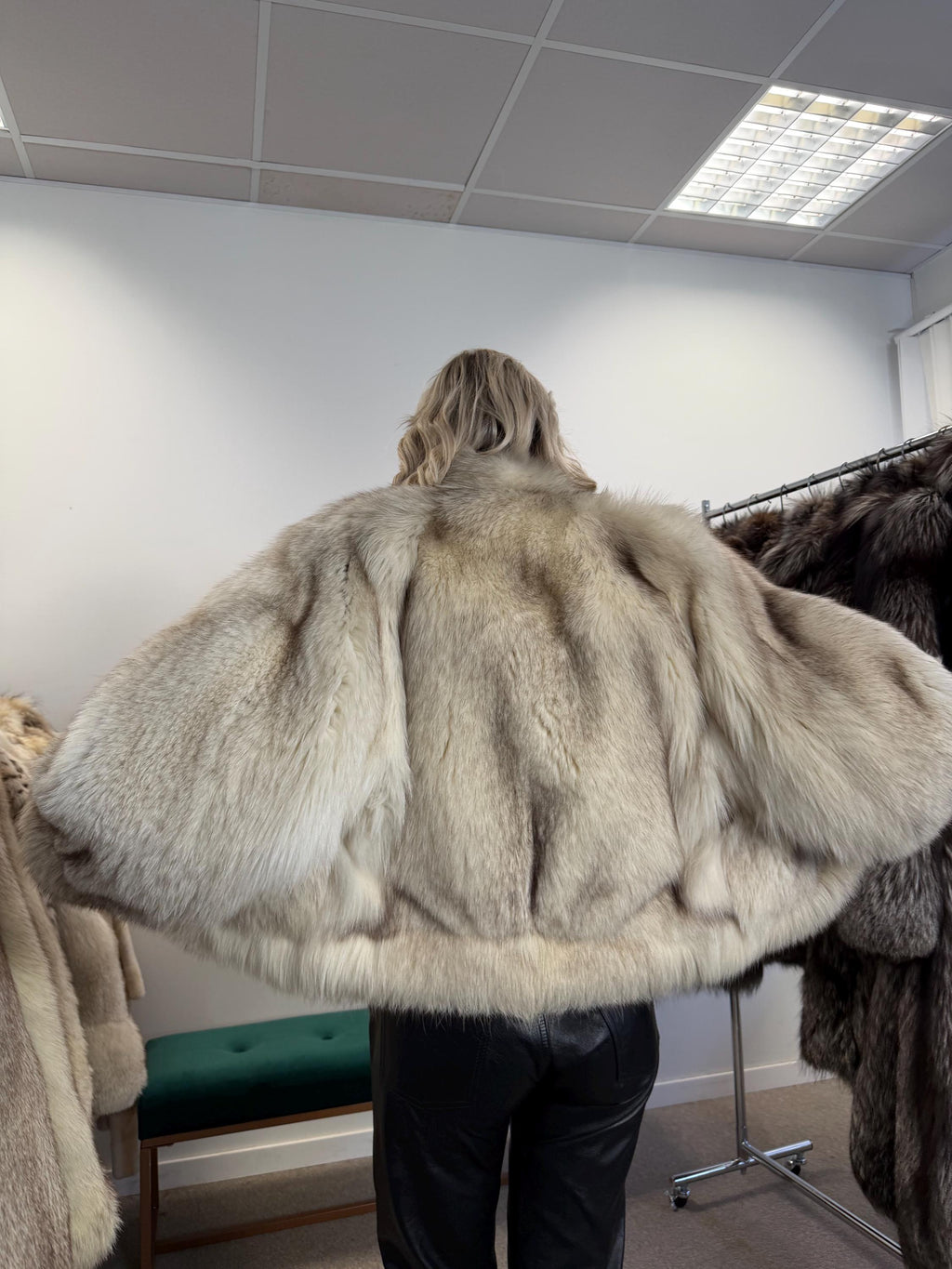 White Fox Fur Jacket, Medium size Polar fox, White Fox Fur, Perfect Lining, Eye-Catching and Luxurious Women's coats, Real arctic Fox Jacket