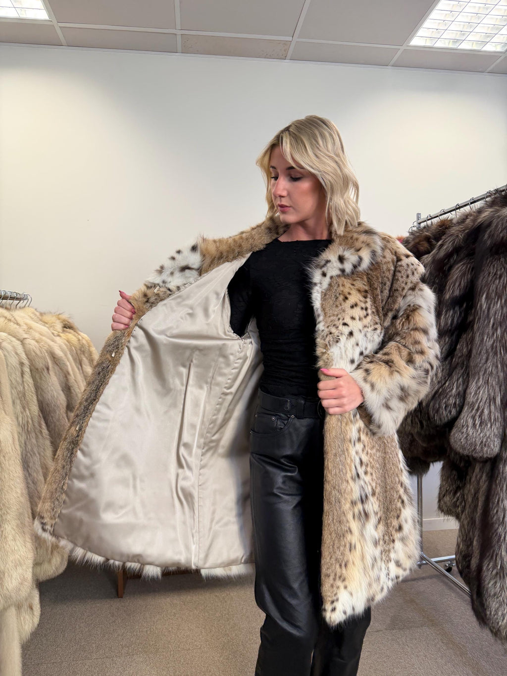 Luxurious Lynx Fur Jacket, XL Size, Real Lynx Fur, Eye-Catching Design, Premium Quality Fur, Elegant and Exclusive Women's Outerwear, Lynx