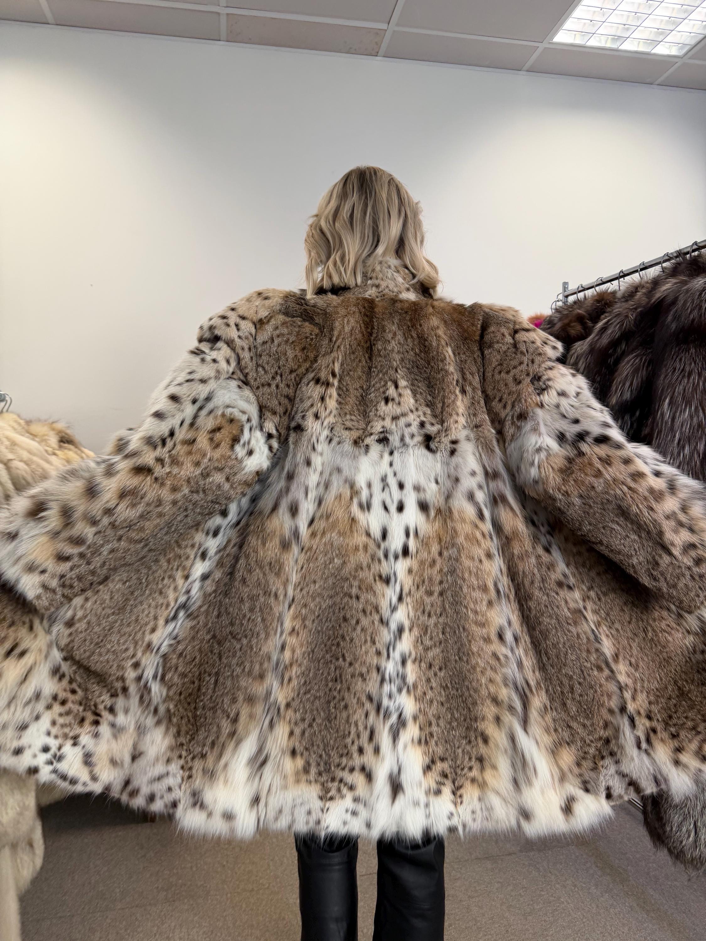 Luxurious Lynx Fur Jacket, XL Size, Real Lynx Fur, Eye-Catching Design, Premium Quality Fur, Elegant and Exclusive Women's Outerwear, Lynx