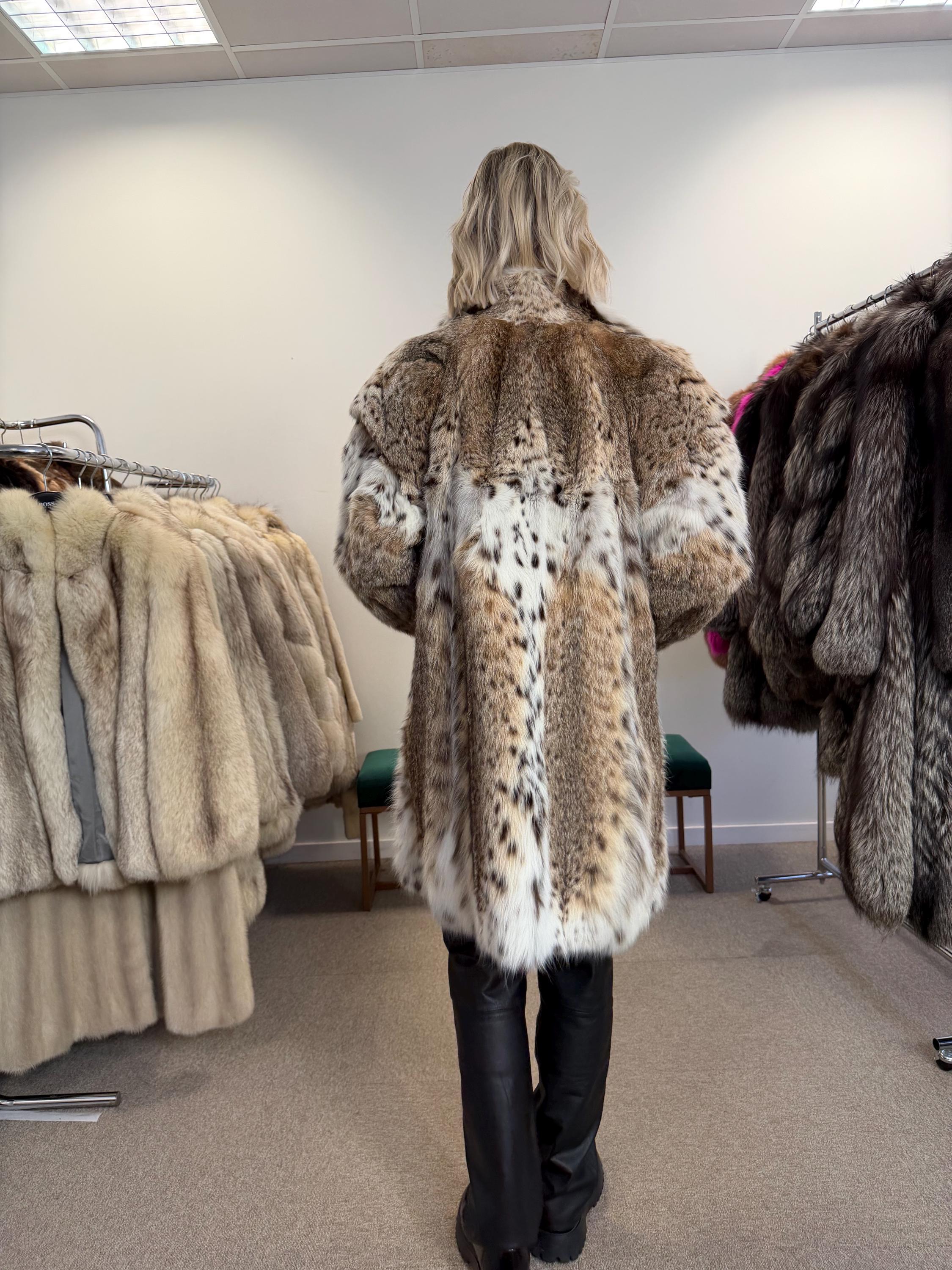 Luxurious Lynx Fur Jacket, XL Size, Real Lynx Fur, Eye-Catching Design, Premium Quality Fur, Elegant and Exclusive Women's Outerwear, Lynx