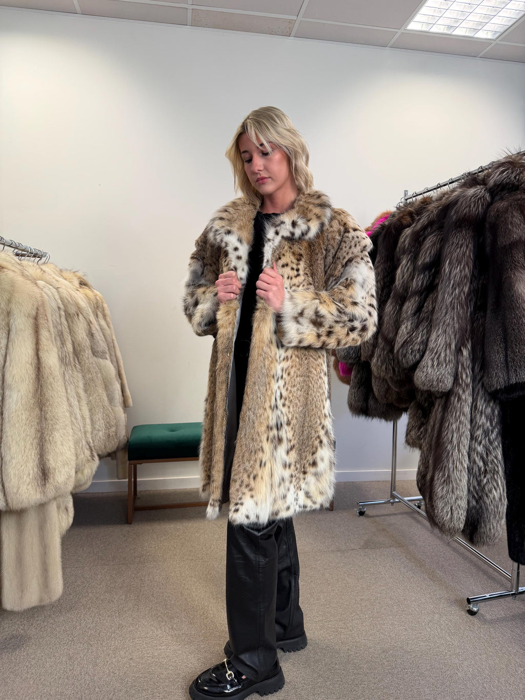 Luxurious Lynx Fur Jacket, XL Size, Real Lynx Fur, Eye-Catching Design, Premium Quality Fur, Elegant and Exclusive Women's Outerwear, Lynx