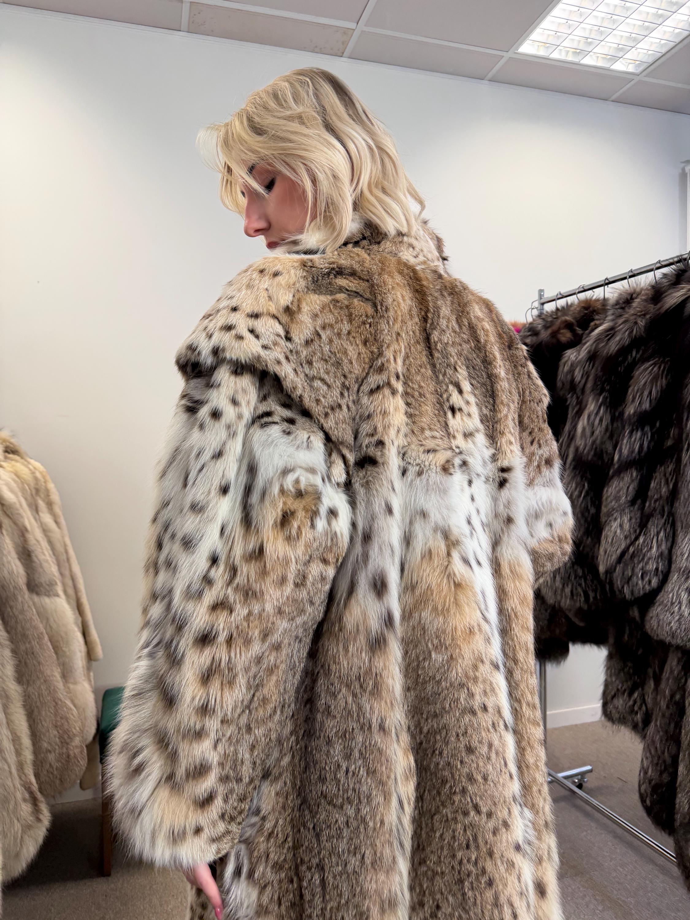 Luxurious Lynx Fur Jacket, XL Size, Real Lynx Fur, Eye-Catching Design, Premium Quality Fur, Elegant and Exclusive Women's Outerwear, Lynx