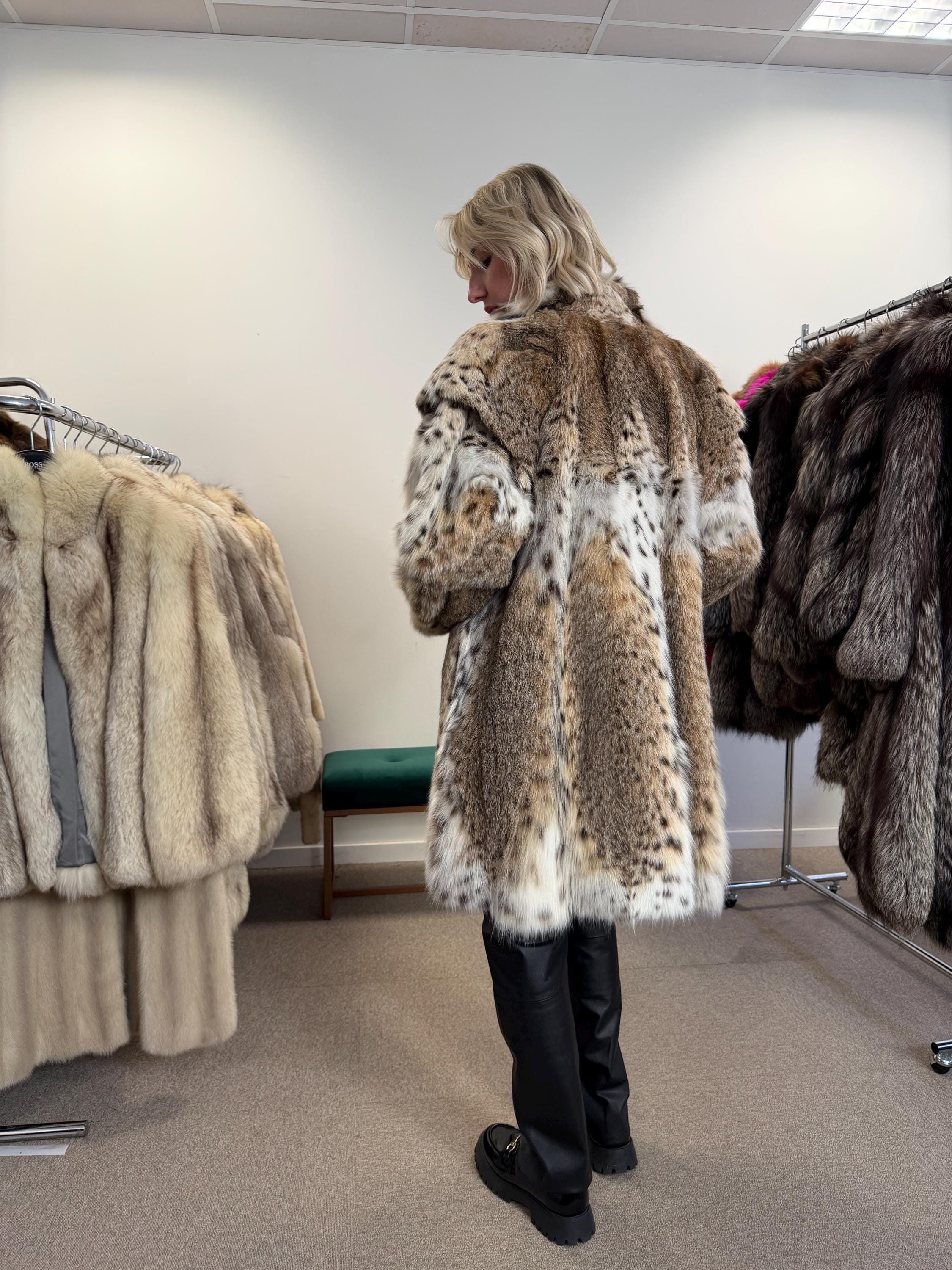 Luxurious Lynx Fur Jacket, XL Size, Real Lynx Fur, Eye-Catching Design, Premium Quality Fur, Elegant and Exclusive Women's Outerwear, Lynx