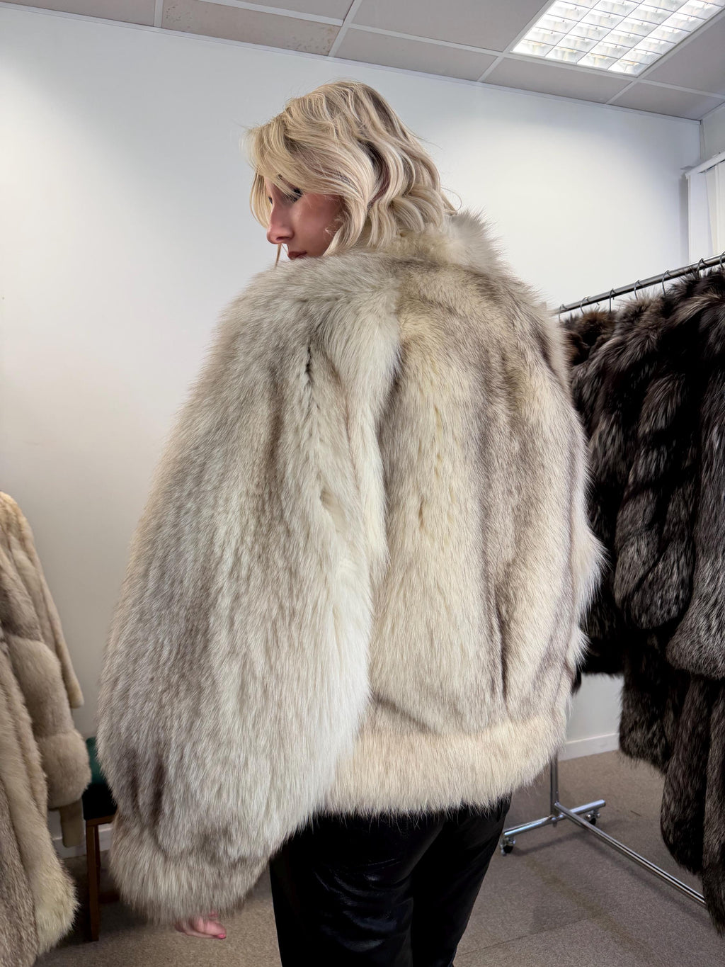 White Fox Fur Jacket, Medium size Polar fox, White Fox Fur, Perfect Lining, Eye-Catching and Luxurious Women's coats, Real arctic Fox Jacket