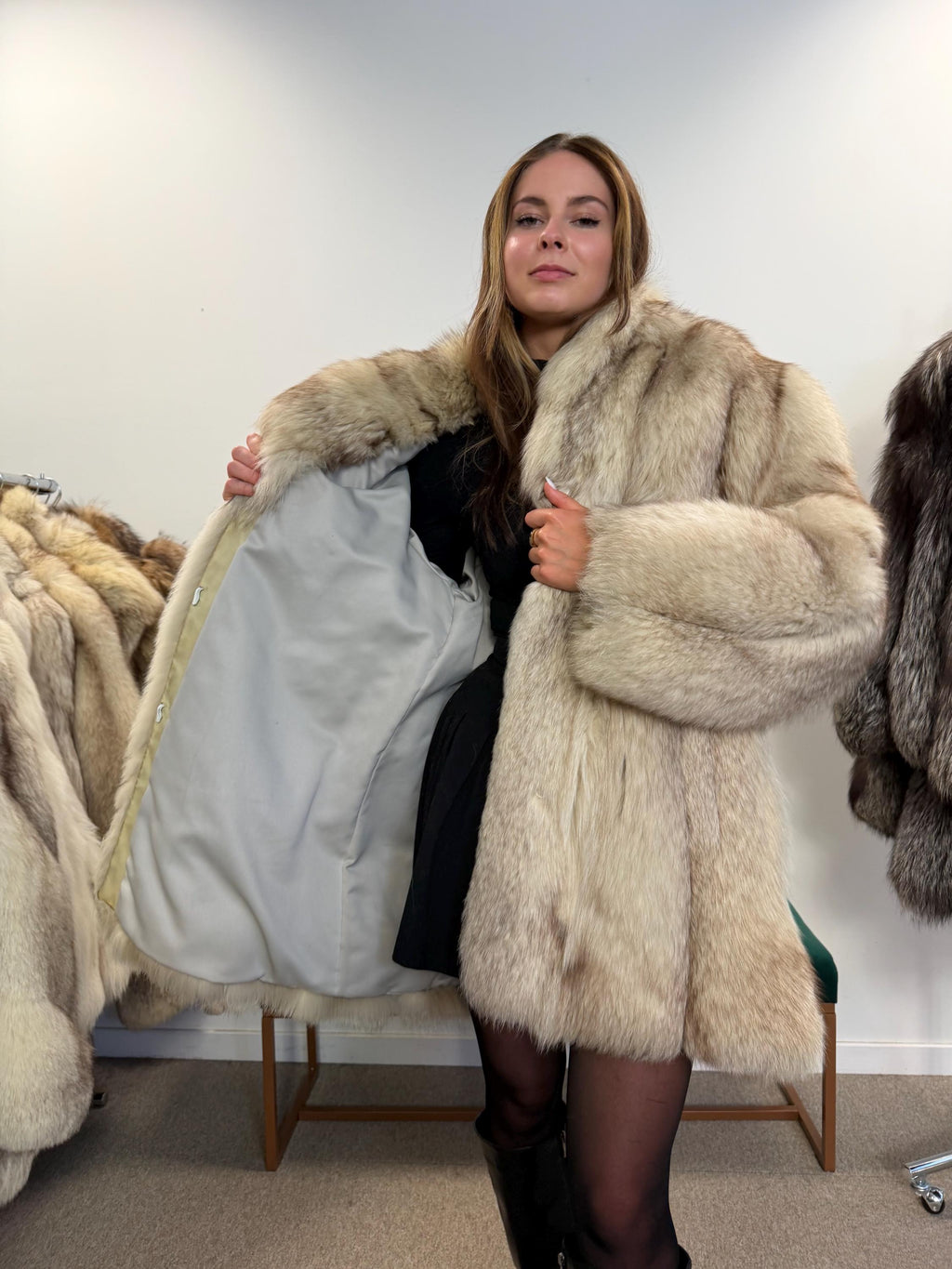 Nordic Fox Fur Coat XL Size, Real Fluffy and Soft Fur, Eye-Catching Look, Luxurious Feel, Warm Vintage Style, Rare Find Fur Coat, White Fox