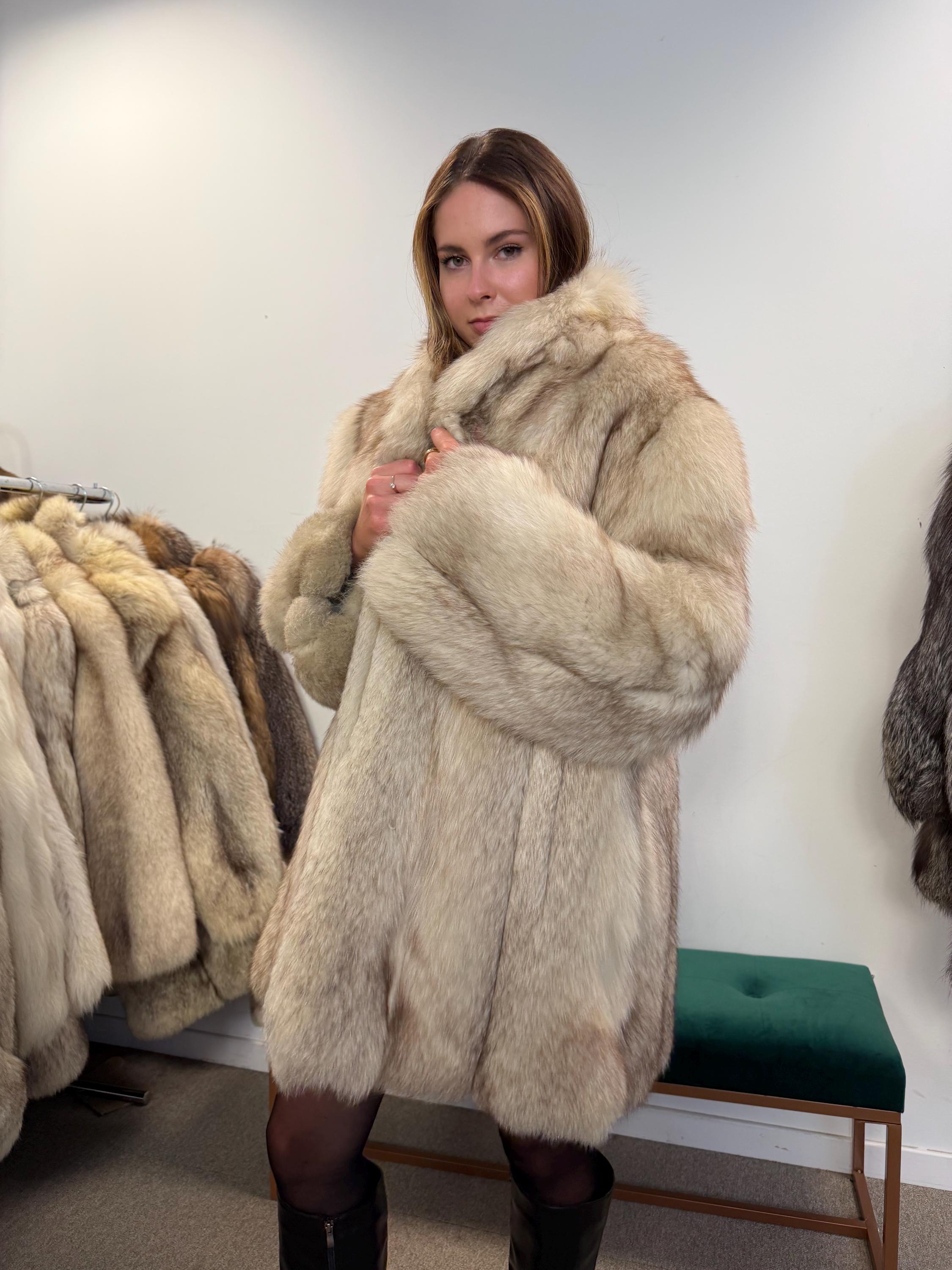 Nordic Fox Fur Coat XL Size, Real Fluffy and Soft Fur, Eye-Catching Look, Luxurious Feel, Warm Vintage Style, Rare Find Fur Coat, White Fox