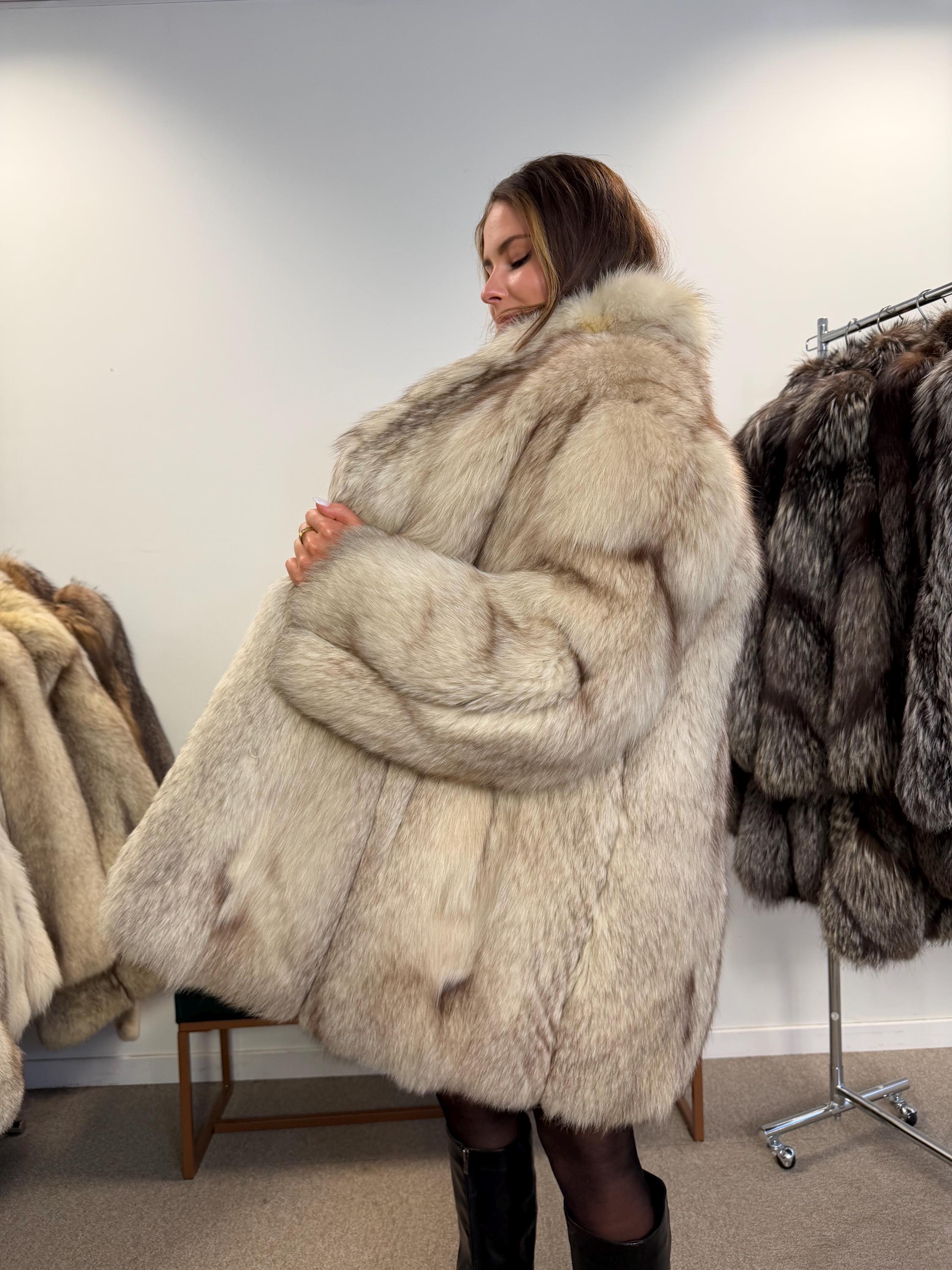 Nordic Fox Fur Coat XL Size, Real Fluffy and Soft Fur, Eye-Catching Look, Luxurious Feel, Warm Vintage Style, Rare Find Fur Coat, White Fox