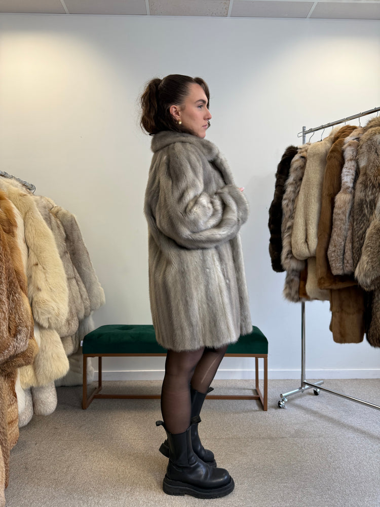 Large Size Mink Fur Coat – Luxurious Women’s Vintage Outerwear