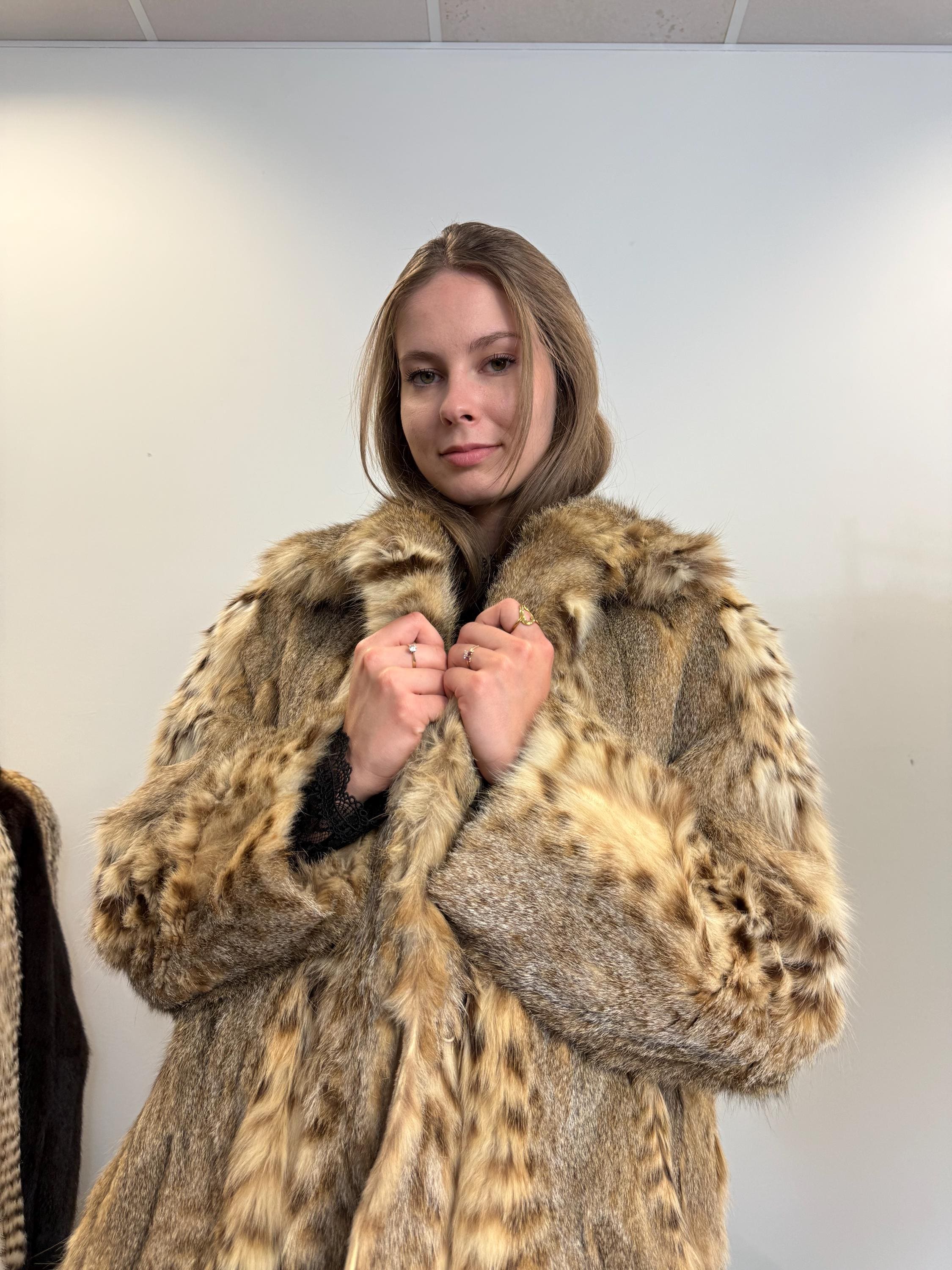 Authentic vintage lynx fur coat, women’s XL size, natural colour, back view.
