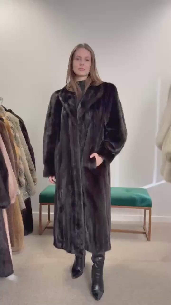 Elegant Dark Brown Mink Fur Coat, Long Coat in L/XL Size, Luxuriously Soft and Classic Style, Perfect for Winter Season, Real Mink Fur Coat