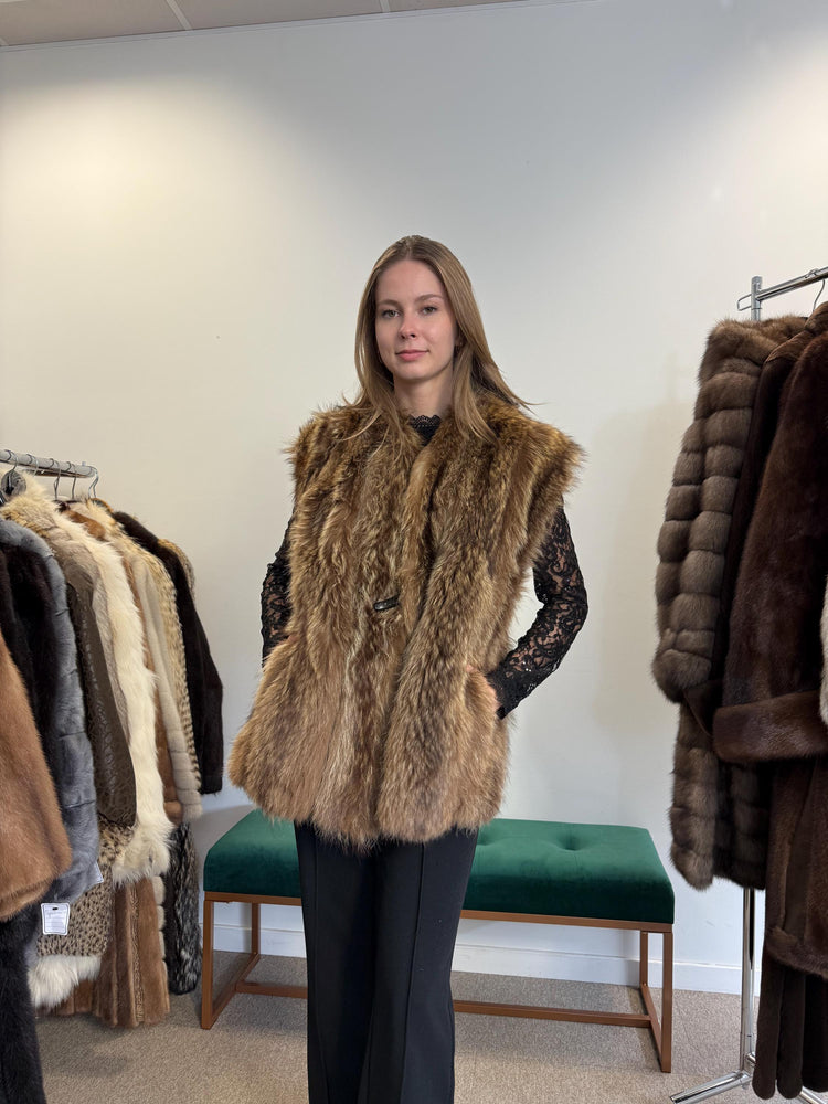 Back view of real raccoon fur vest, women’s L, brown natural fur, vintage full-length vest.